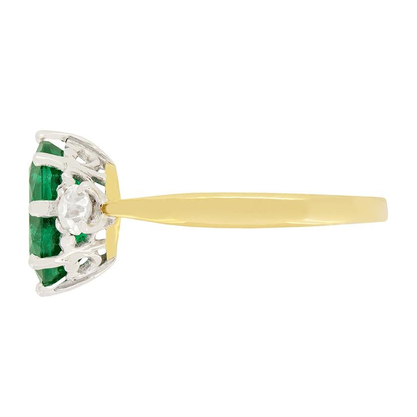 Edwardianischer Ring mit 2,35 Karat Smaragd und Diamant, drei Steine, ca. 1910er Jahre (Ovalschliff)