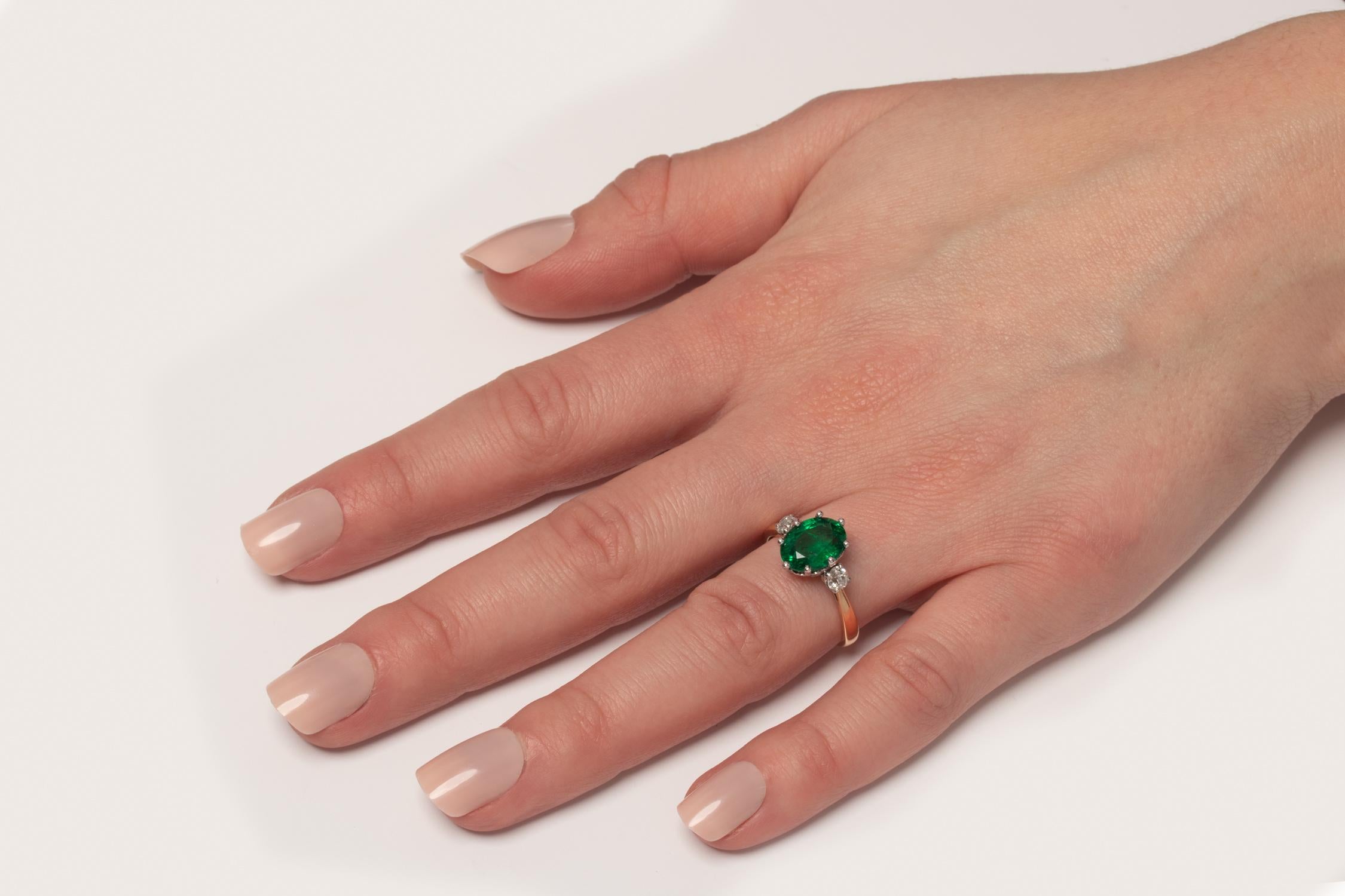 Edwardianischer Ring mit 2,35 Karat Smaragd und Diamant, drei Steine, ca. 1910er Jahre 1