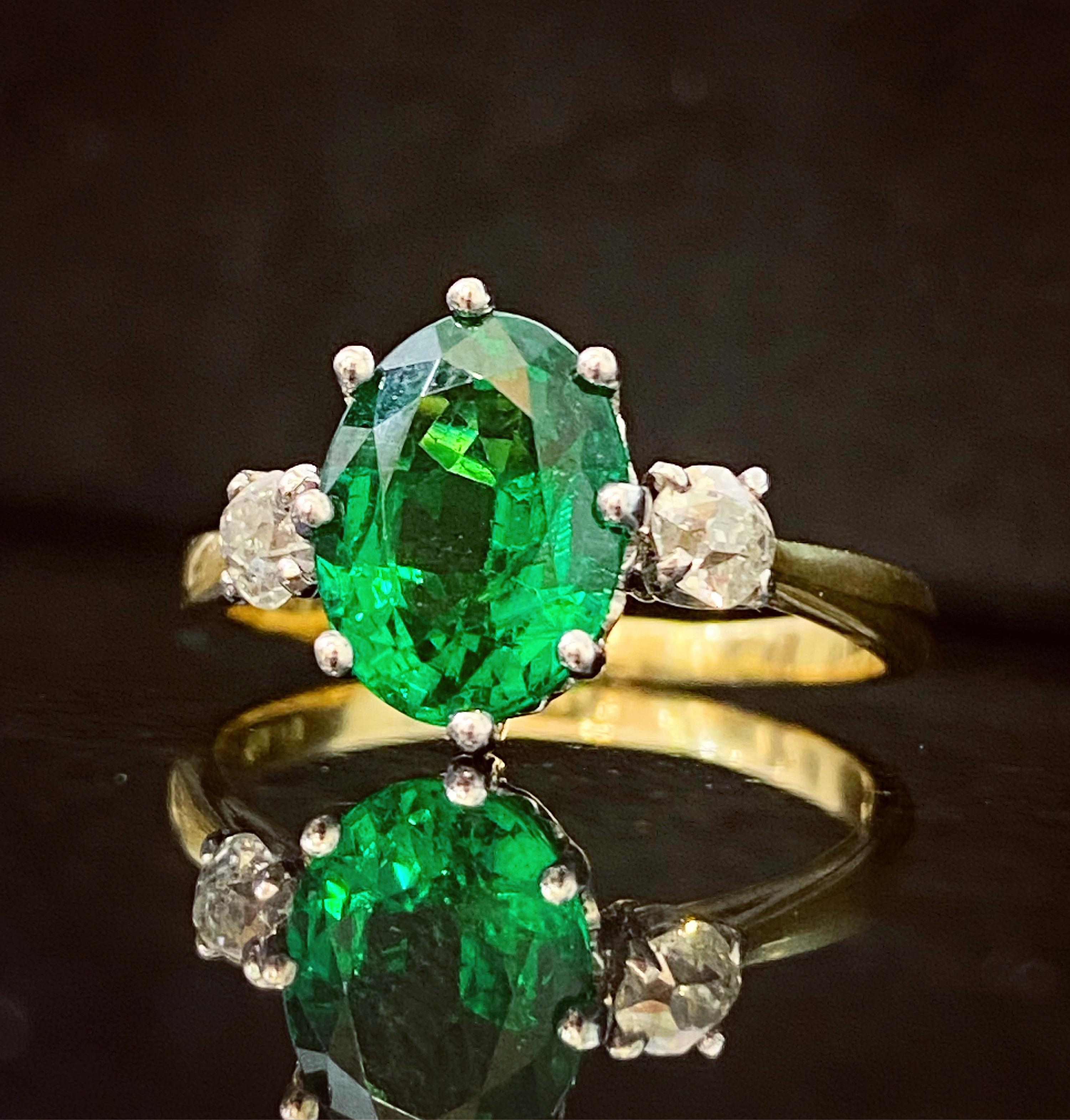 Edwardian 2.35ct Emerald and Diamond Three Stone Ring, c.1910s In Good Condition For Sale In London, GB
