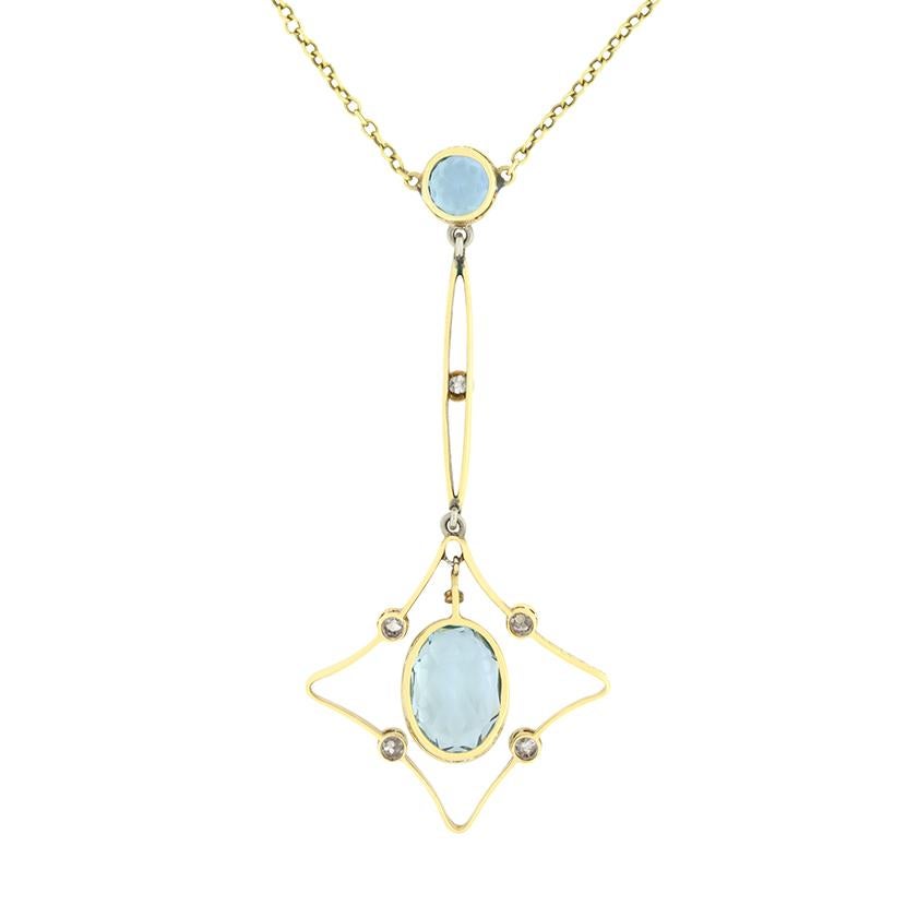 De la década de 1910 es este hermoso collar de aguamarina y diamantes. Suspendido de una cadena de 15,5 pulgadas de oro amarillo de 18 quilates, el diseño presenta una formación de gota, mostrando el par de exquisitas aguamarinas. En la parte