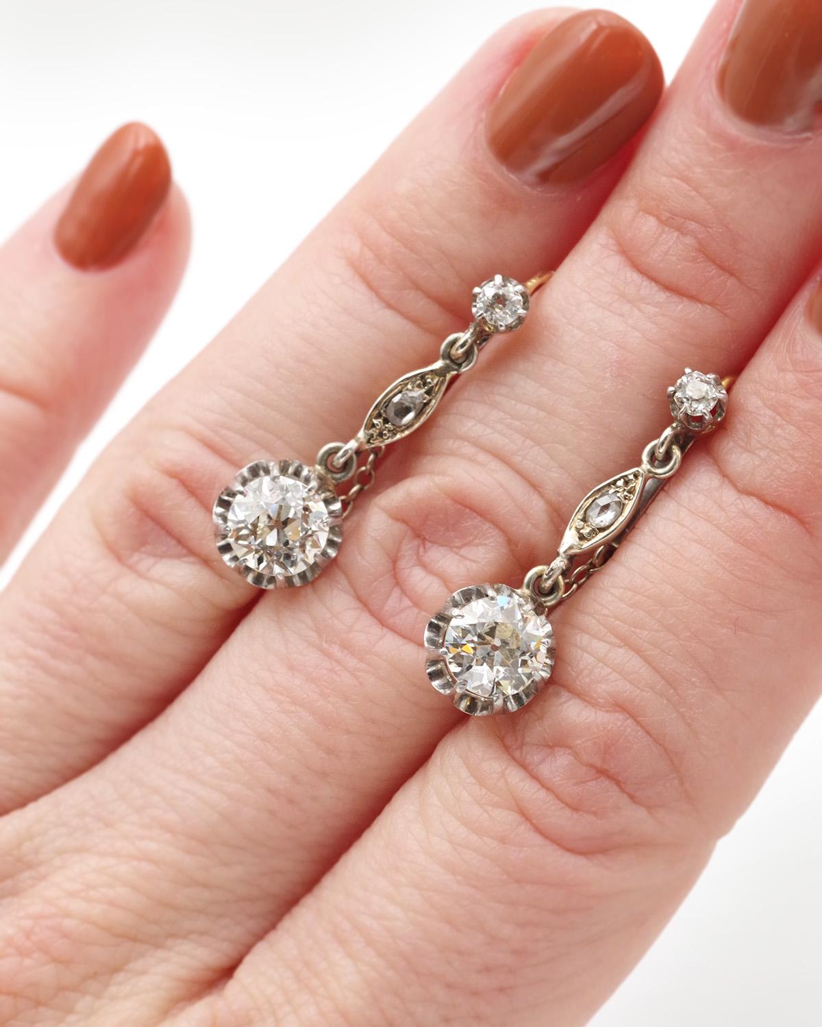 Belle Époque Boucles d'oreilles de style édouardien en or 18k et platine, composées de 2,46 ct de diamants.