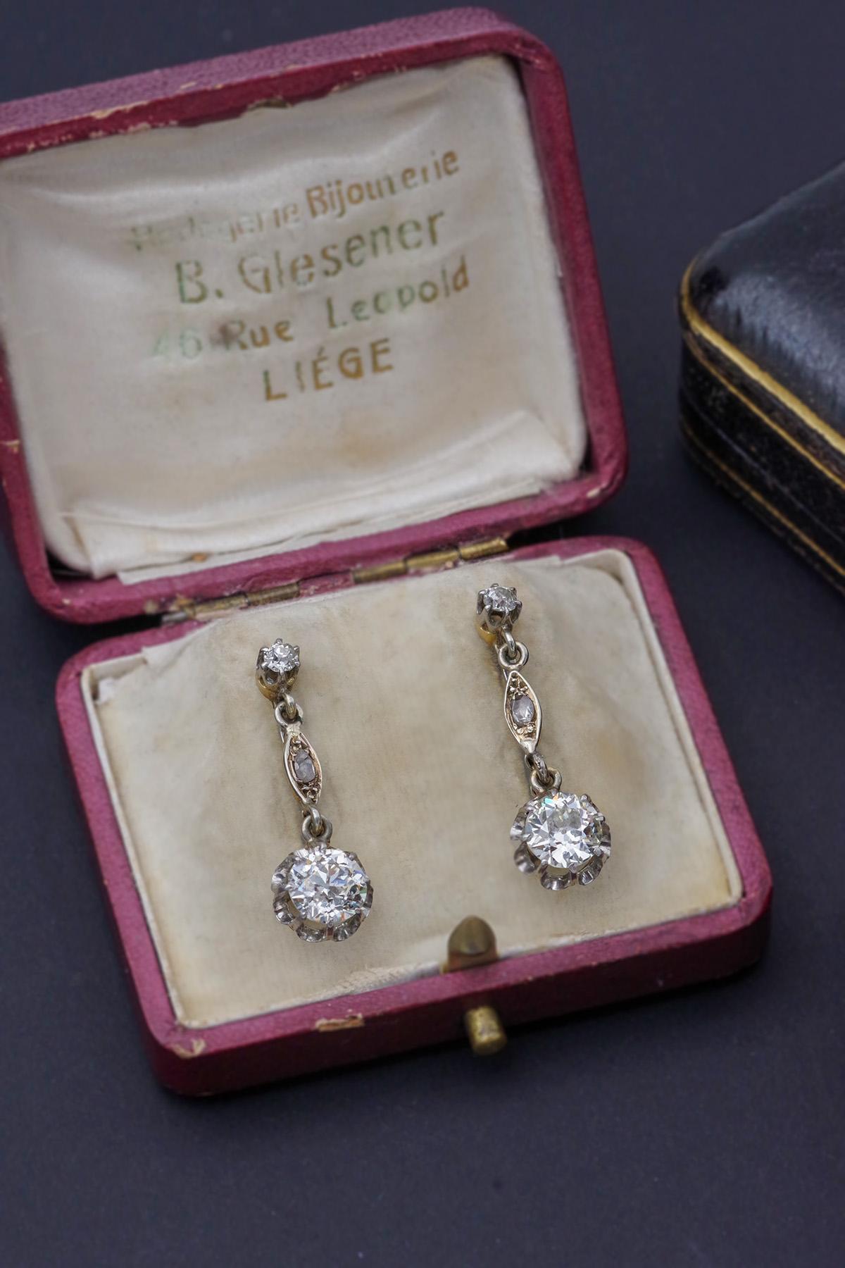 Taille vieille mine Boucles d'oreilles de style édouardien en or 18k et platine, composées de 2,46 ct de diamants.