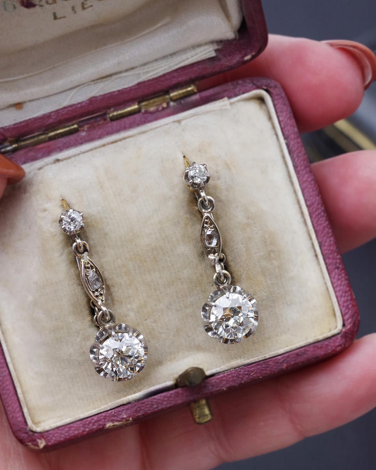 Boucles d'oreilles de style édouardien en or 18k et platine, composées de 2,46 ct de diamants. Bon état à PARIS, FR