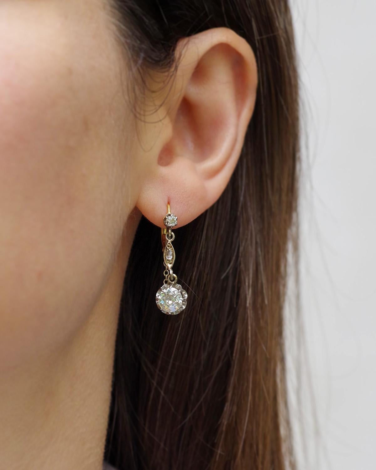 Boucles d'oreilles de style édouardien en or 18k et platine, composées de 2,46 ct de diamants. 1