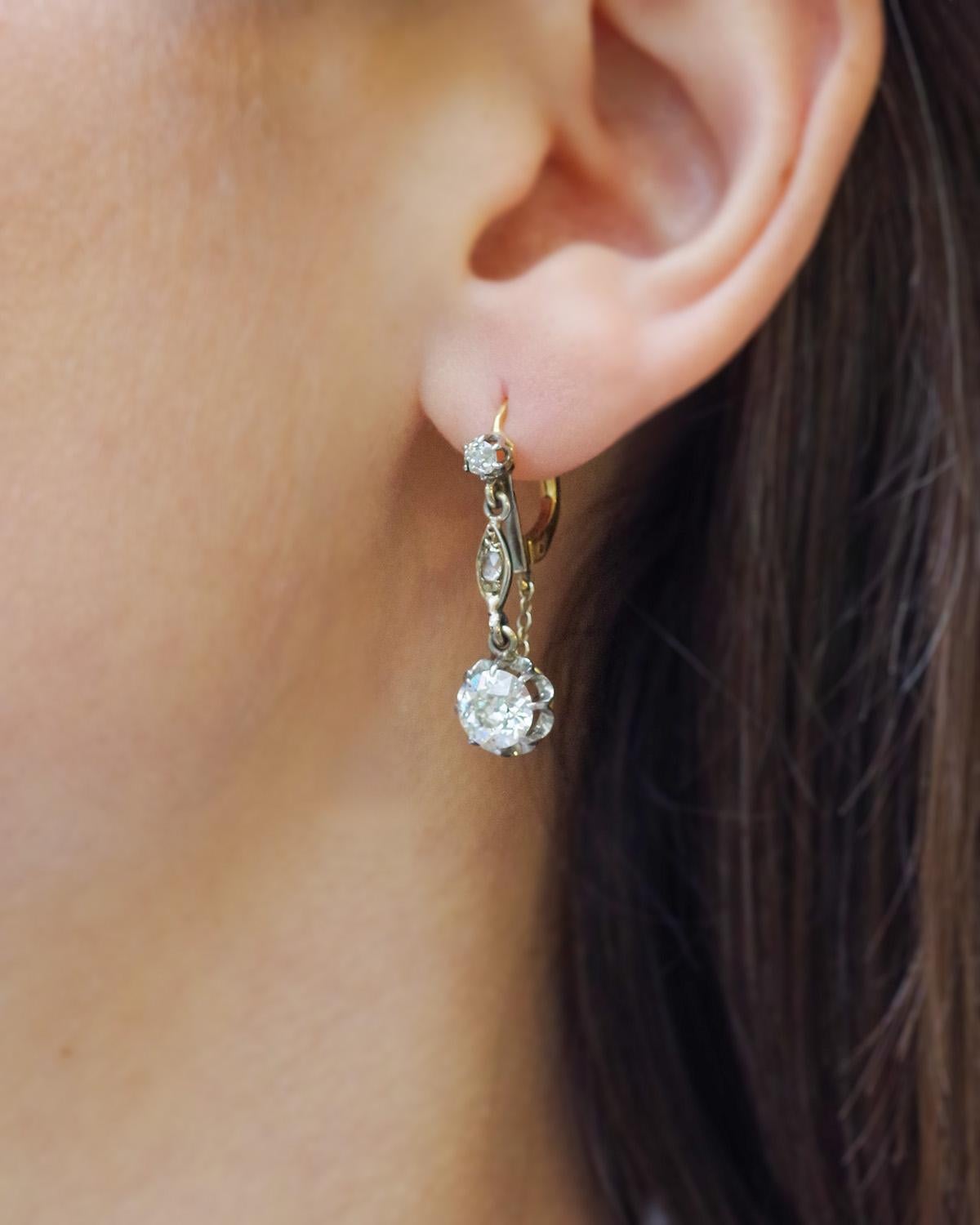 Boucles d'oreilles de style édouardien en or 18k et platine, composées de 2,46 ct de diamants. 2