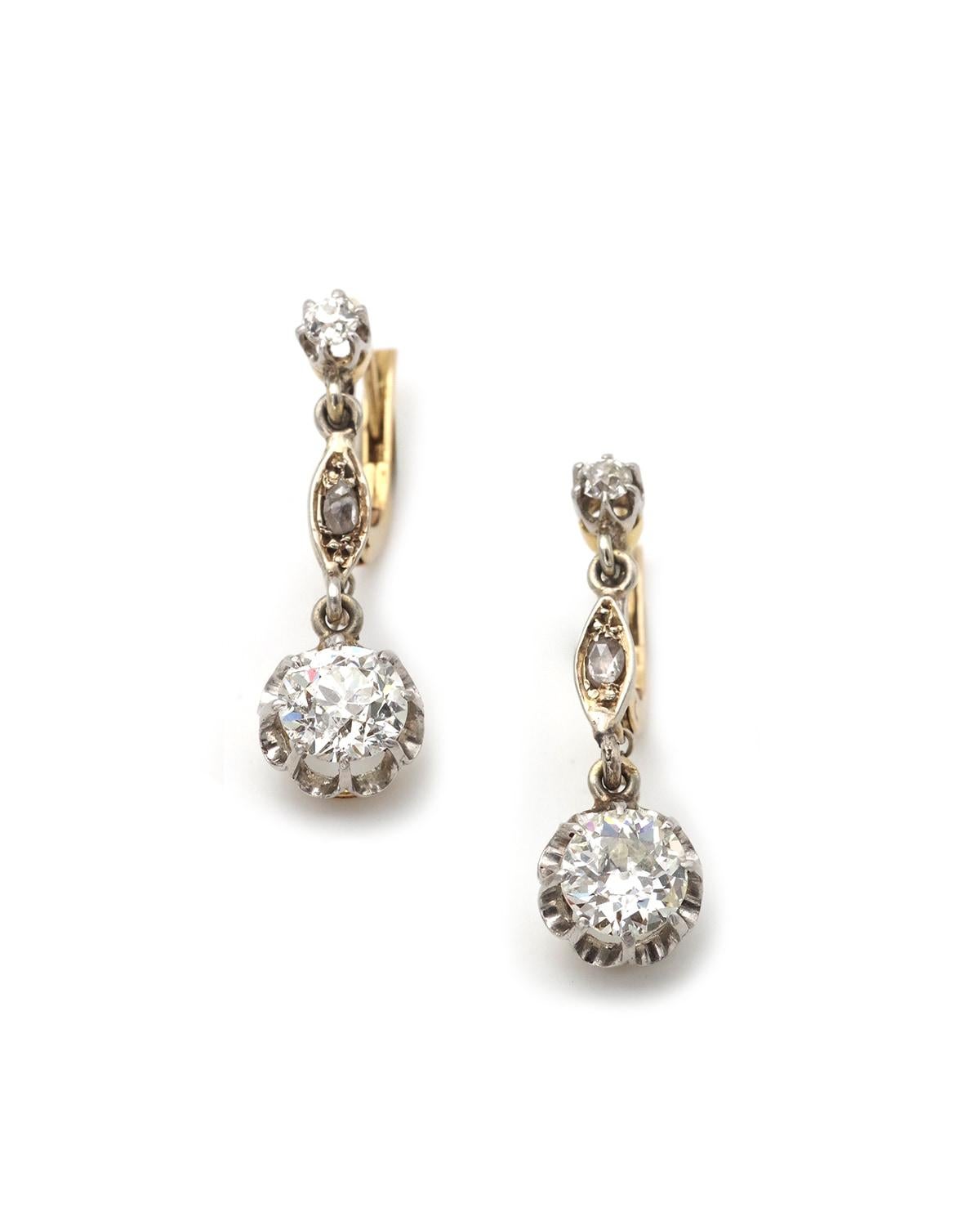 Boucles d'oreilles de style édouardien en or 18k et platine, composées de 2,46 ct de diamants. 3