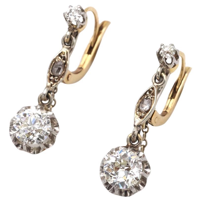 Boucles d
oreilles de style édouardien en or 18k et platine, composées de 2,46 ct de diamants.