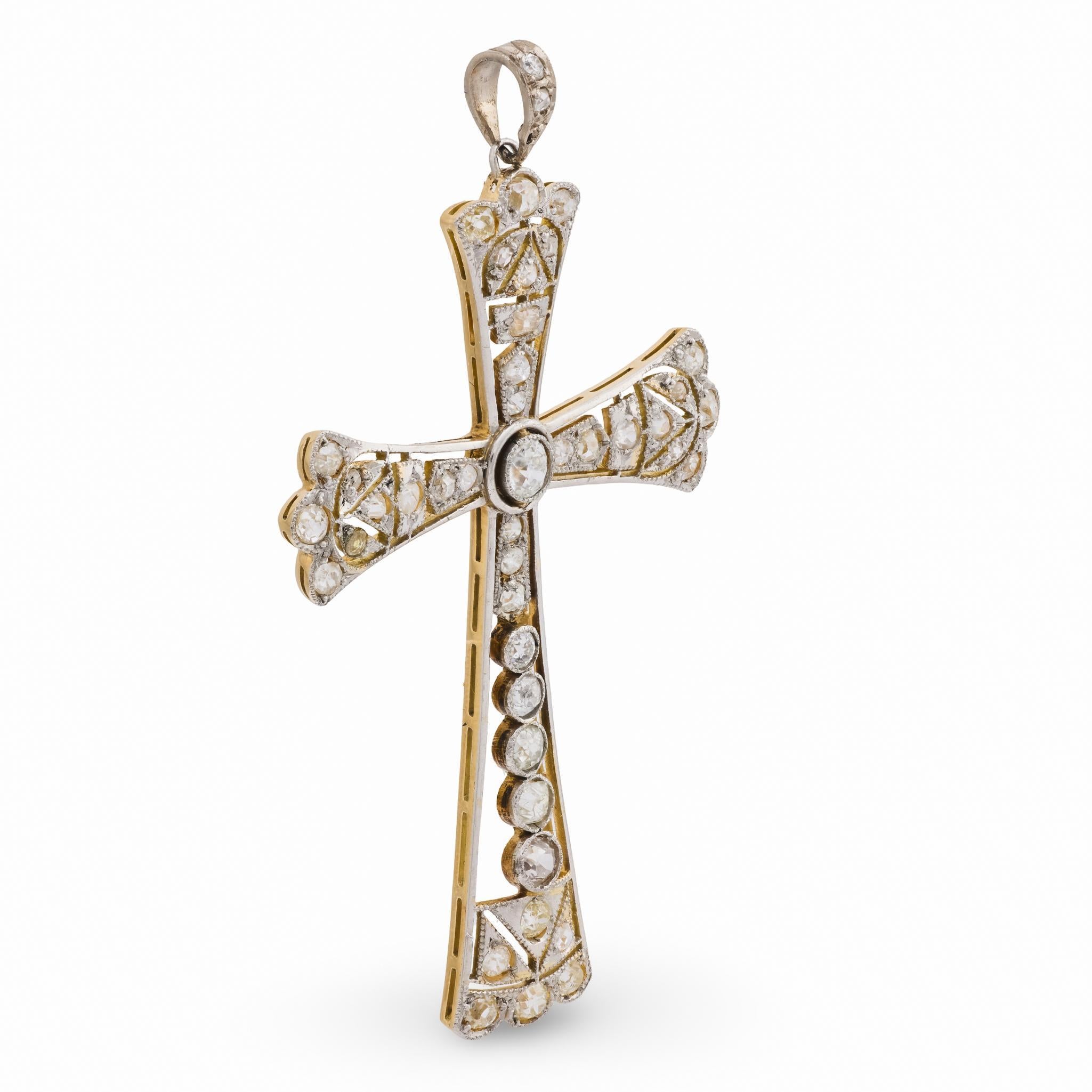 Ce pendentif édouardien des années 1910 est réalisé en or jaune 18 carats avec une partie supérieure en platine et est centré sur un diamant de taille européenne ancienne d'environ 0,25 carats, de couleur I-J et de pureté SI. Autour du centre, 43