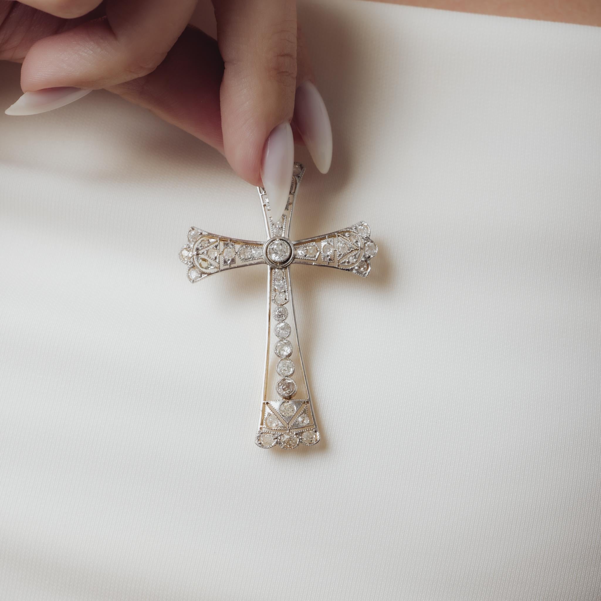 Édouardien Pendentif croix édouardien en platine et or jaune 18 carats serti d'un diamant de 2,50 carats en vente
