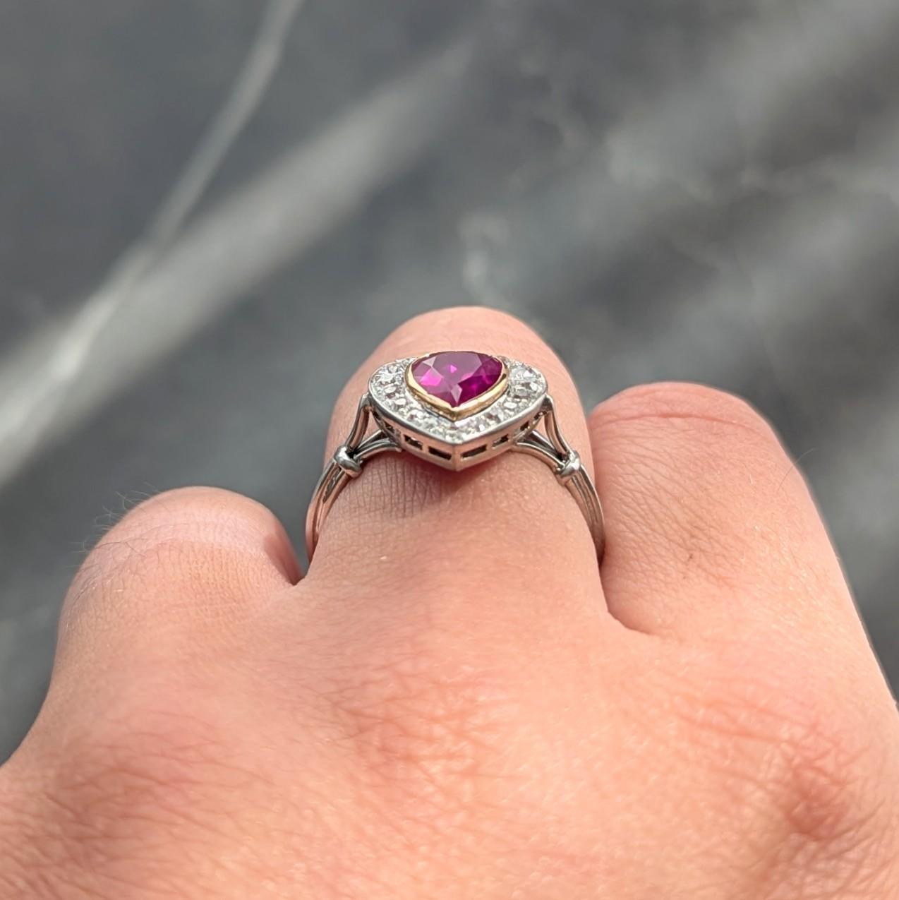 Edwardian 2.50 CTW No Heat Burma Ruby Diamond 14K Gold Heart Antique Halo Ring en venta 4