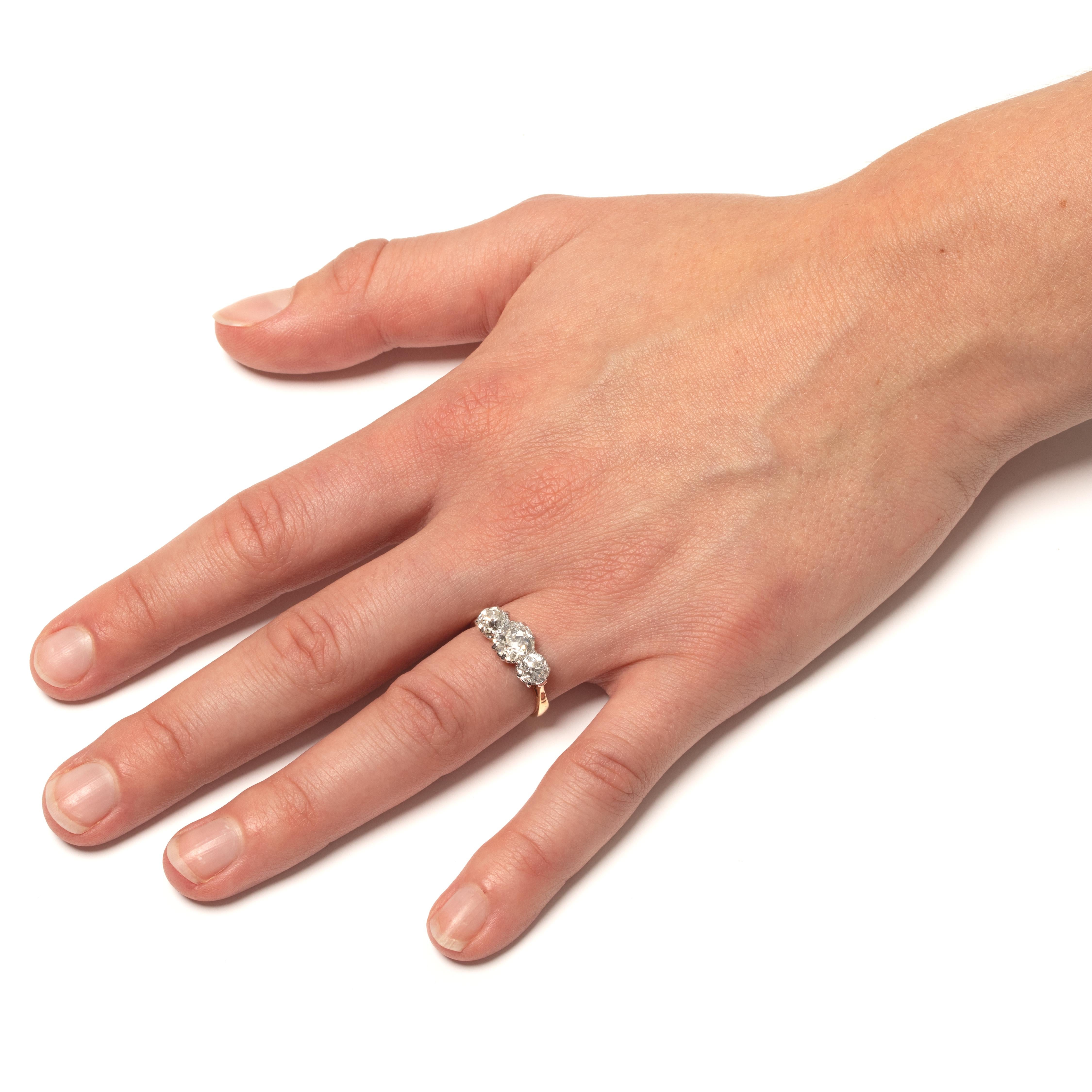 Edwardianischer 2,50ct Diamond Three Stone Ring, um 1910 für Damen oder Herren im Angebot