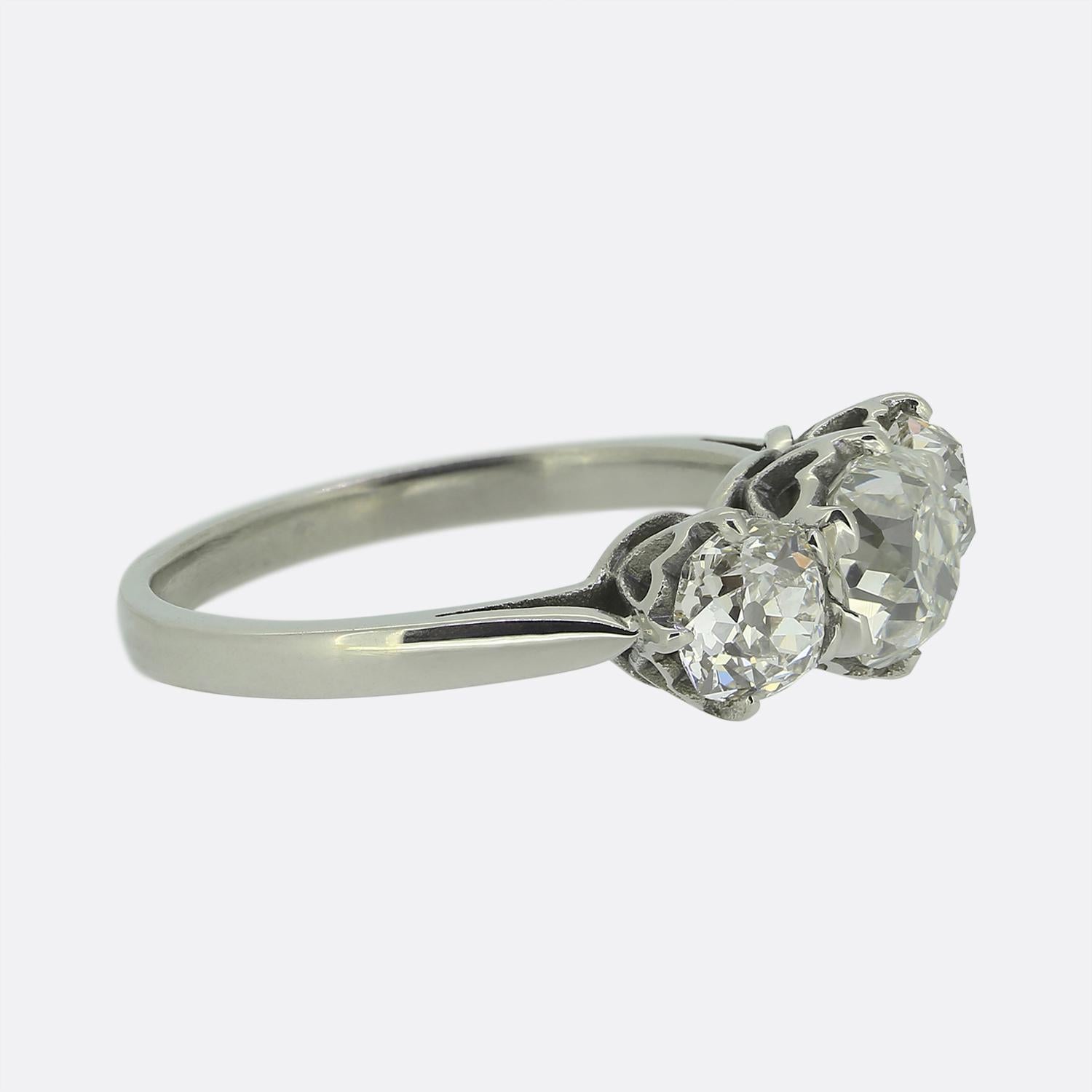 Edwardianischer 2,55 Karat Diamant-Dreistein-Ring (Alteuropäischer Brillantschliff) im Angebot