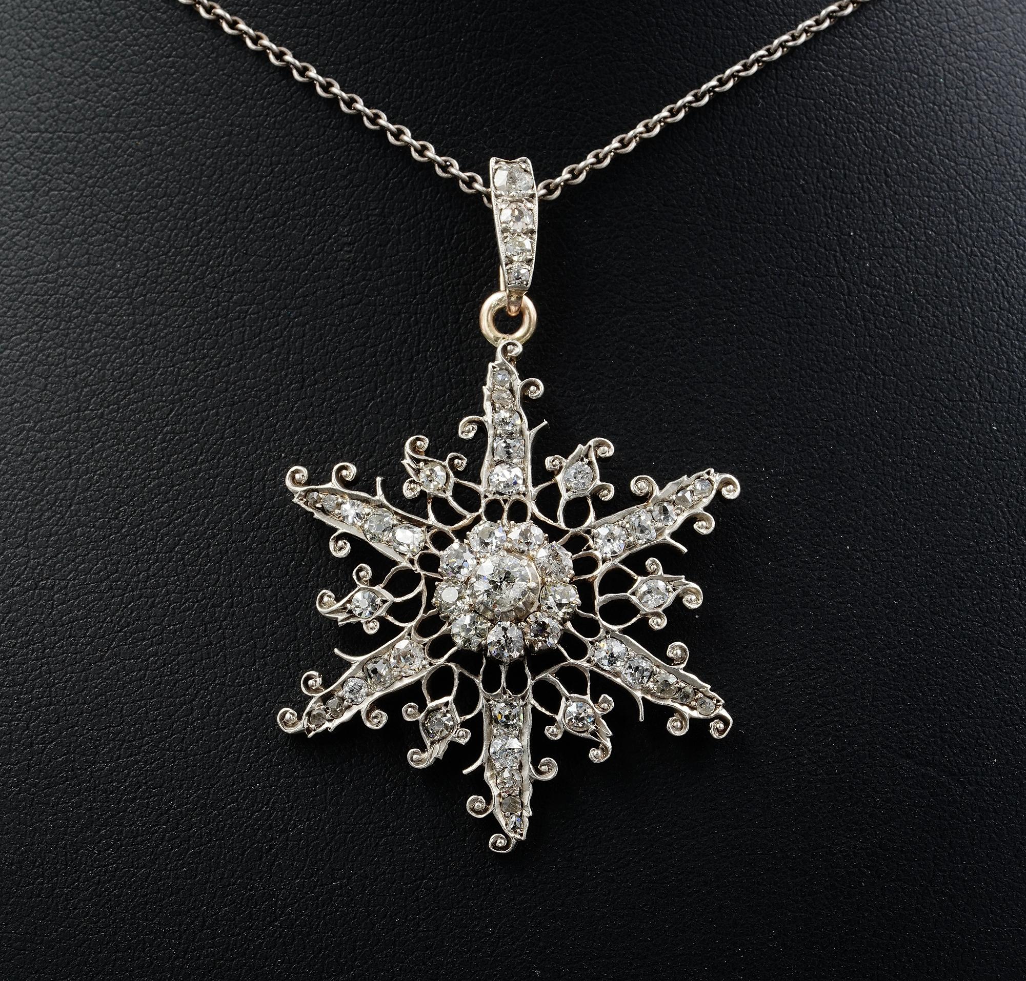 Les flocons de neige magiques
Whiting, comme des éclats d'un blanc pur sur de la neige fraîchement tombée, un hommage à la magie de la nature.
Pendentif en forme de flocon de neige en diamant, habilement réalisé à la main en or massif 18 KT surmonté