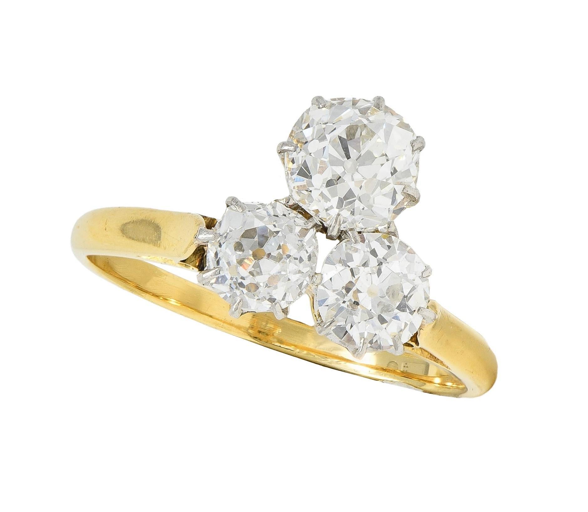 Edwardian 2.55 CTW Mine Diamond Platinum 18 Karat Gold Antique Three Stone Ring in vendita 4