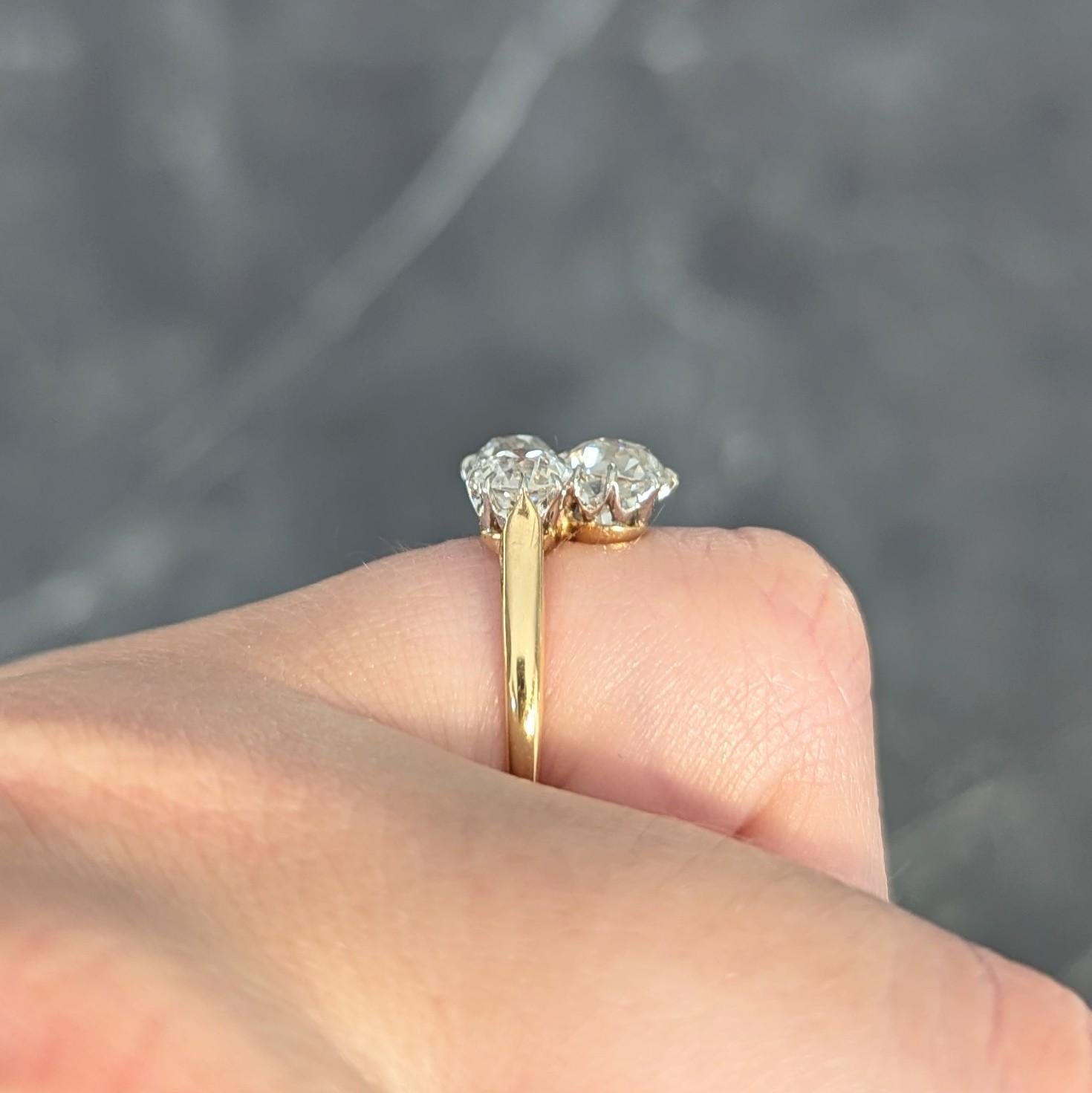 Edwardian 2.55 CTW Mine Diamond Platinum 18 Karat Gold Antique Three Stone Ring in vendita 5