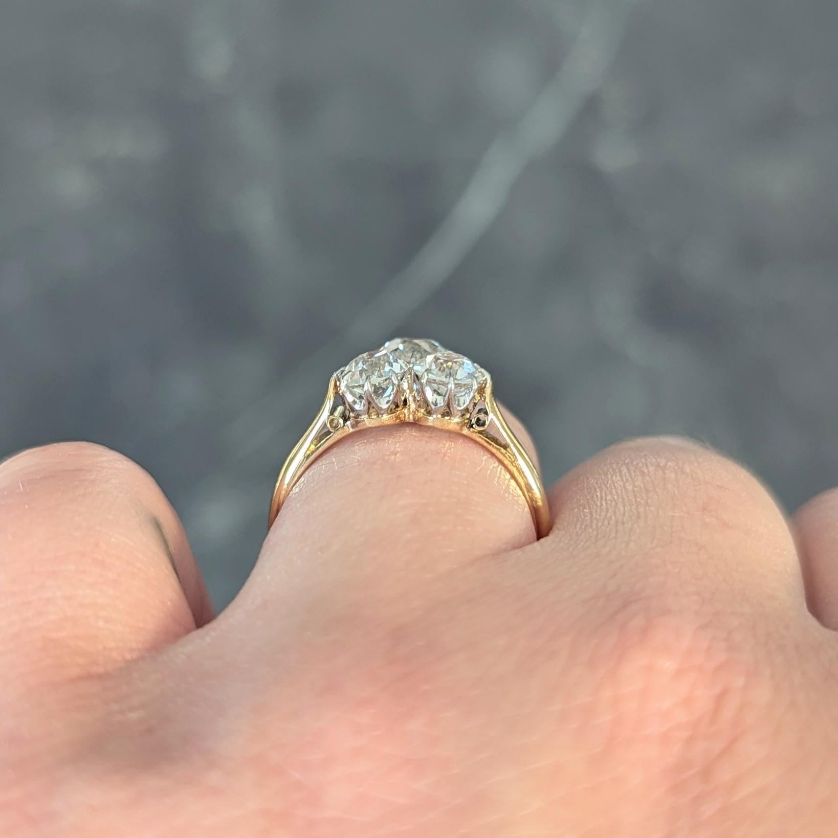 Edwardian 2.55 CTW Mine Diamond Platinum 18 Karat Gold Antique Three Stone Ring in vendita 6