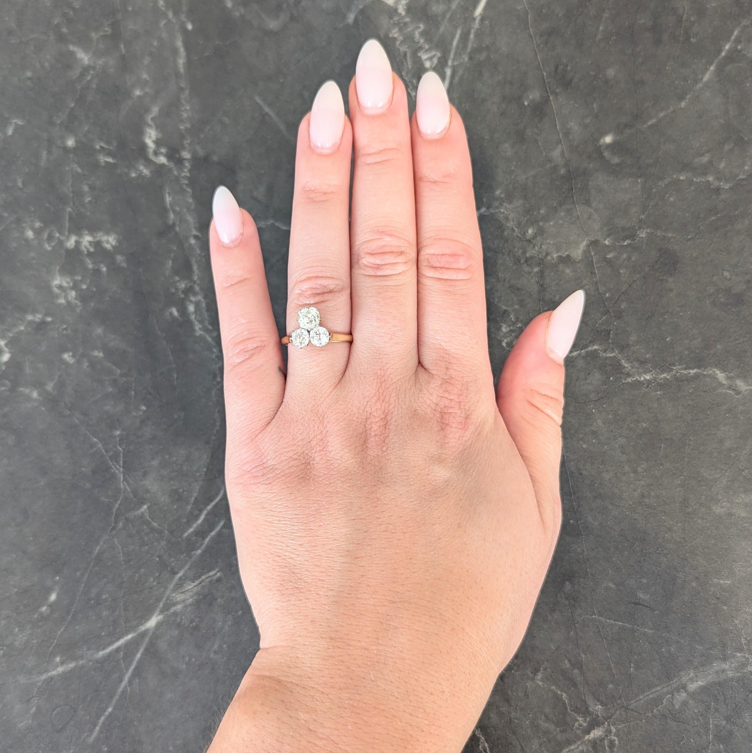 Trois diamants taille ancienne sertis en platine en forme de trèfle.
La plus grande des trois pèse environ 0,93 carat au total
Les diamants plus petits pèsent environ 1,62 carat au total.
Couleur G/H et pureté VS1 - flanquée d'épaules effilées
Or