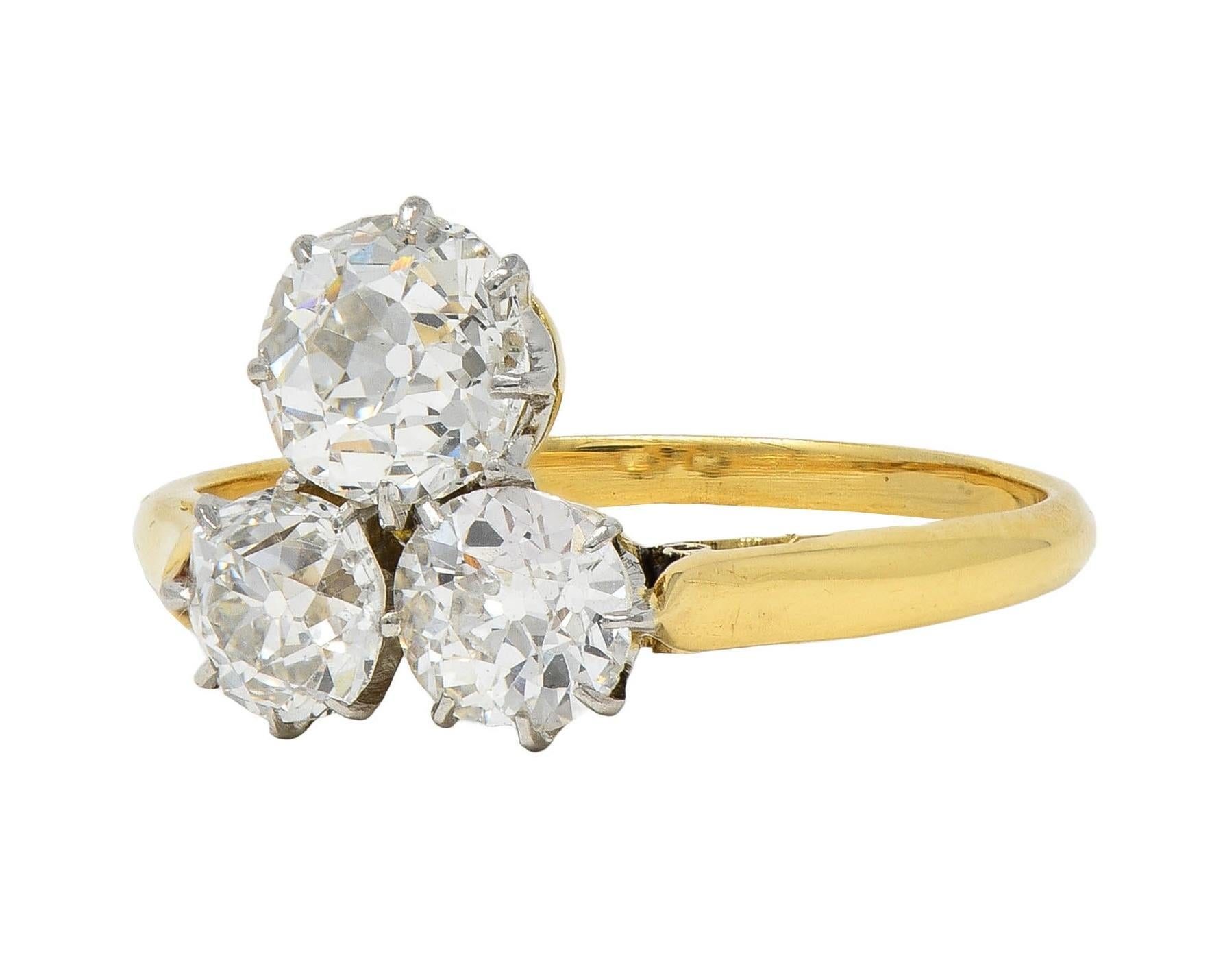 Edwardian 2.55 CTW Mine Diamond Platinum 18 Karat Gold Antique Three Stone Ring in vendita 1