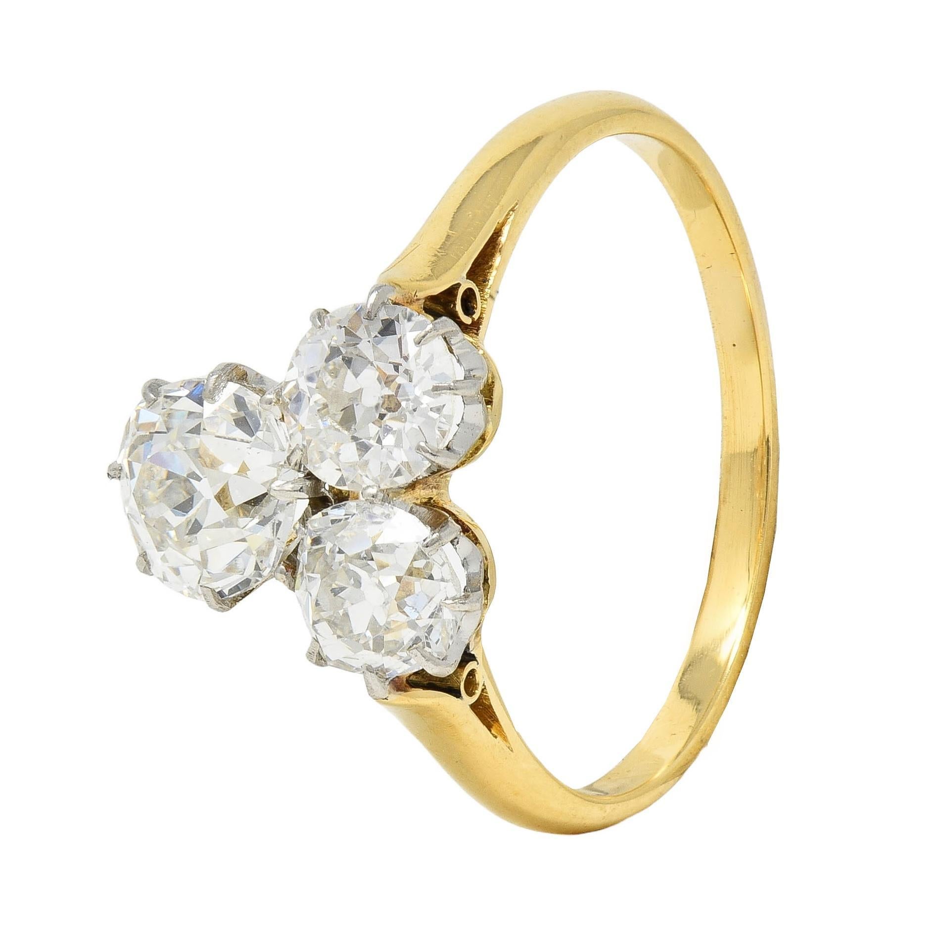 Edwardian 2.55 CTW Mine Diamond Platinum 18 Karat Gold Antique Three Stone Ring in vendita 2