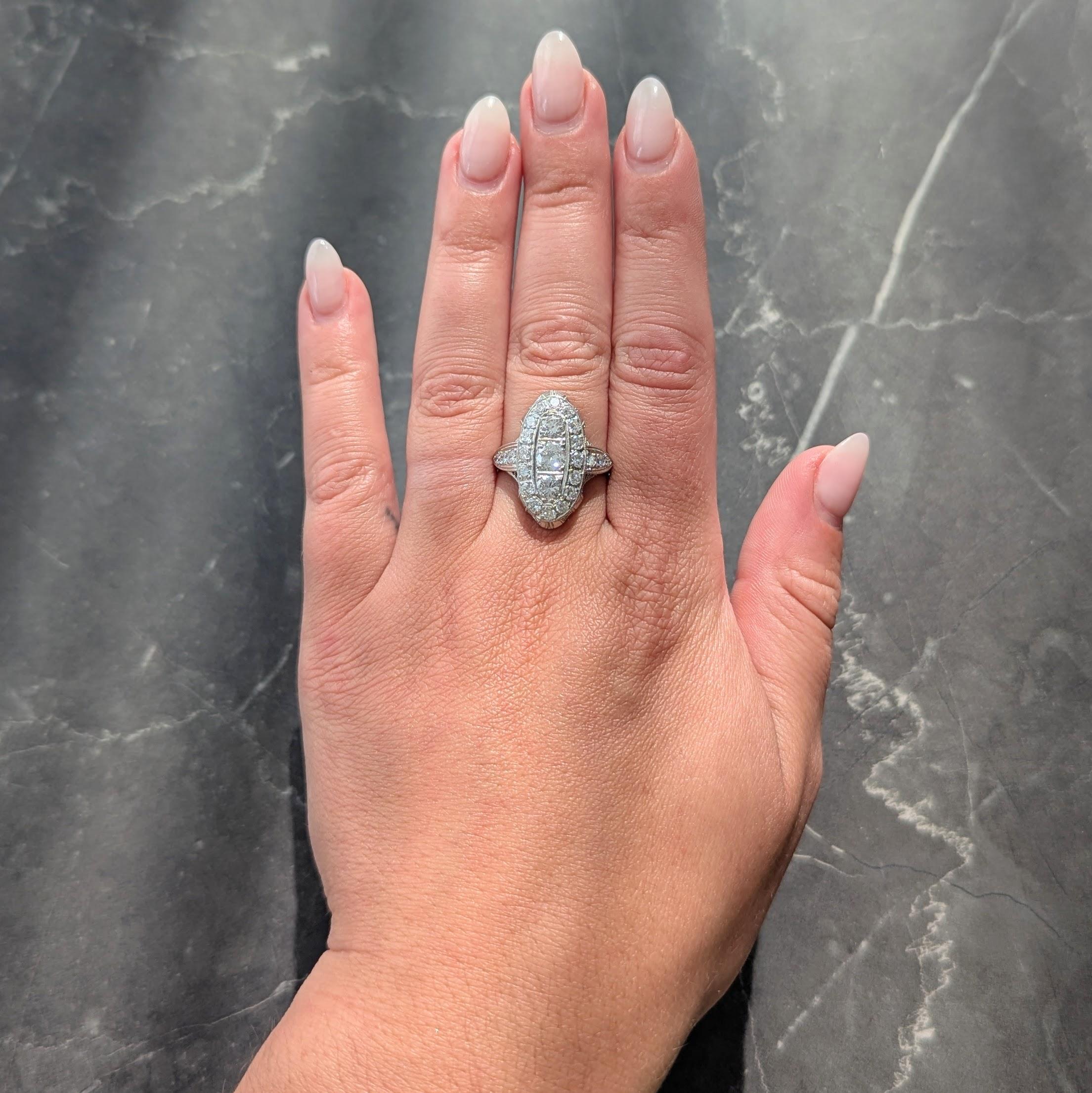 Ein Ring in Form einer Navette, in deren Mitte ein mit Perlen besetzter Diamant im alten europäischen Schliff sitzt.
Mit einem Gesamtgewicht von ca. 0,40 Karat - Farbe H mit Reinheit VS2
Von Norden nach Süden flankiert von weiteren alten Diamanten