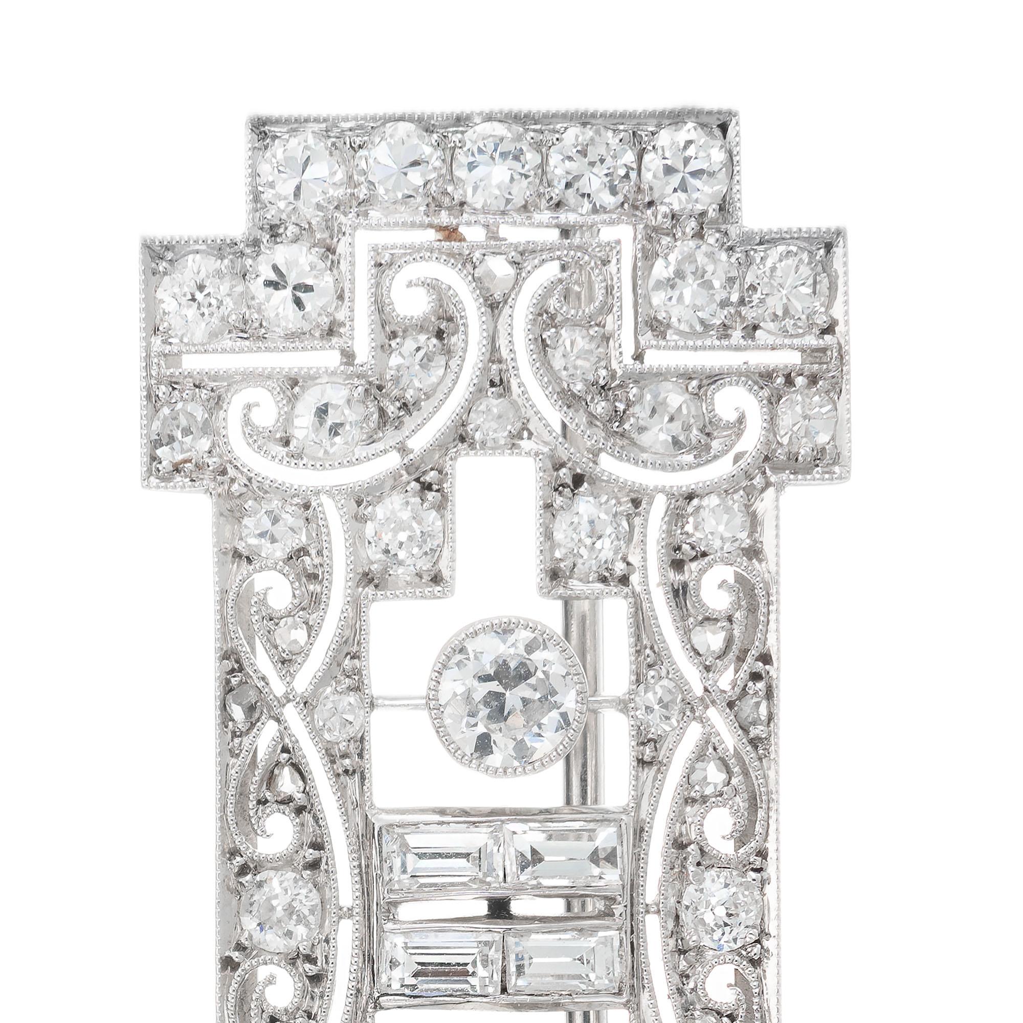 Edwardian 2.75 Carat Diamond Platinum Bar Brooch In Good Condition For Sale In Stamford, CT