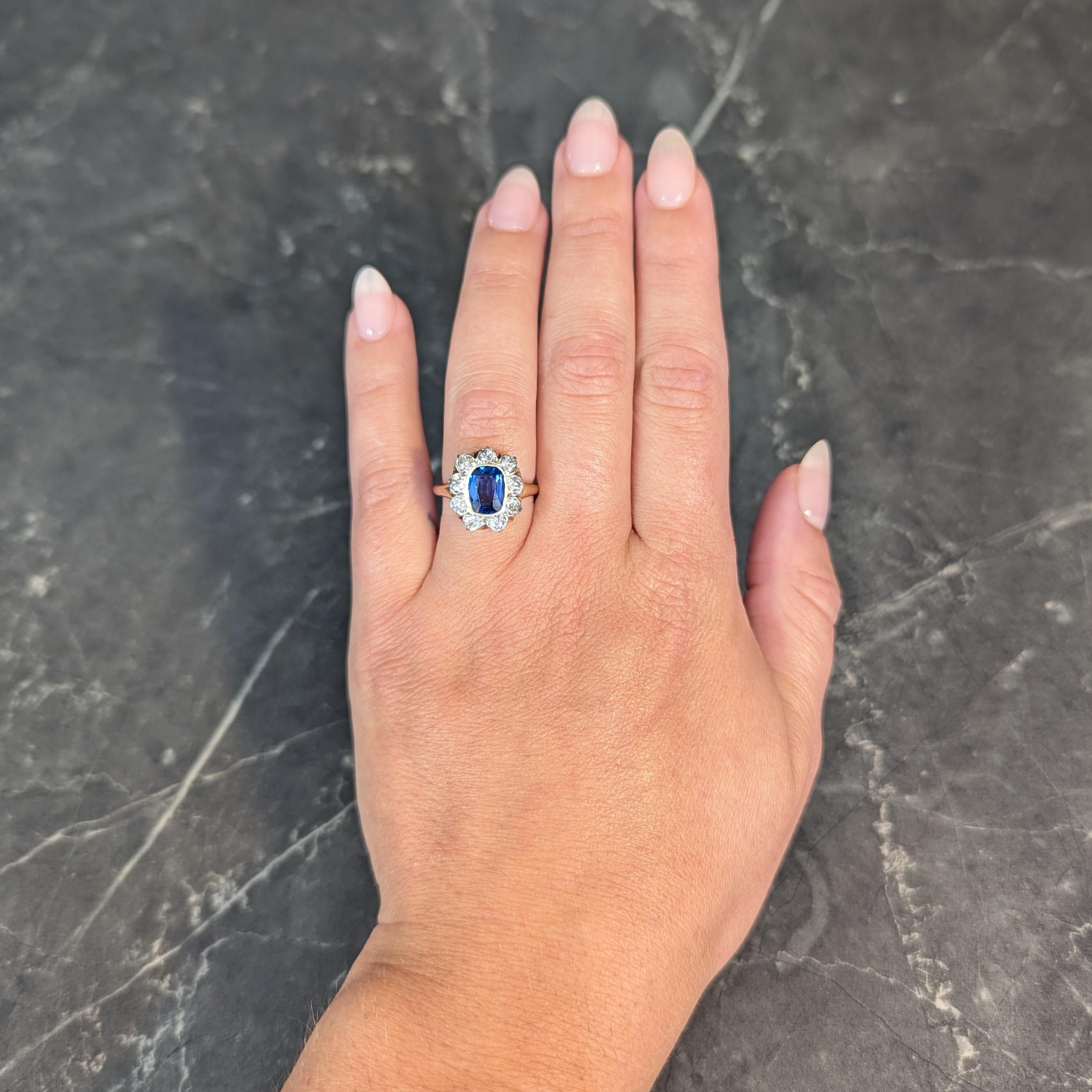 Centré sur un saphir allongé de taille coussin pesant 1,93 carats - bleu moyen transparent
Naturellement d'origine birmane (Myanmar) et ne présentant aucune indication de traitement thermique
Serti dans un chaton en or à grains multiples avec un