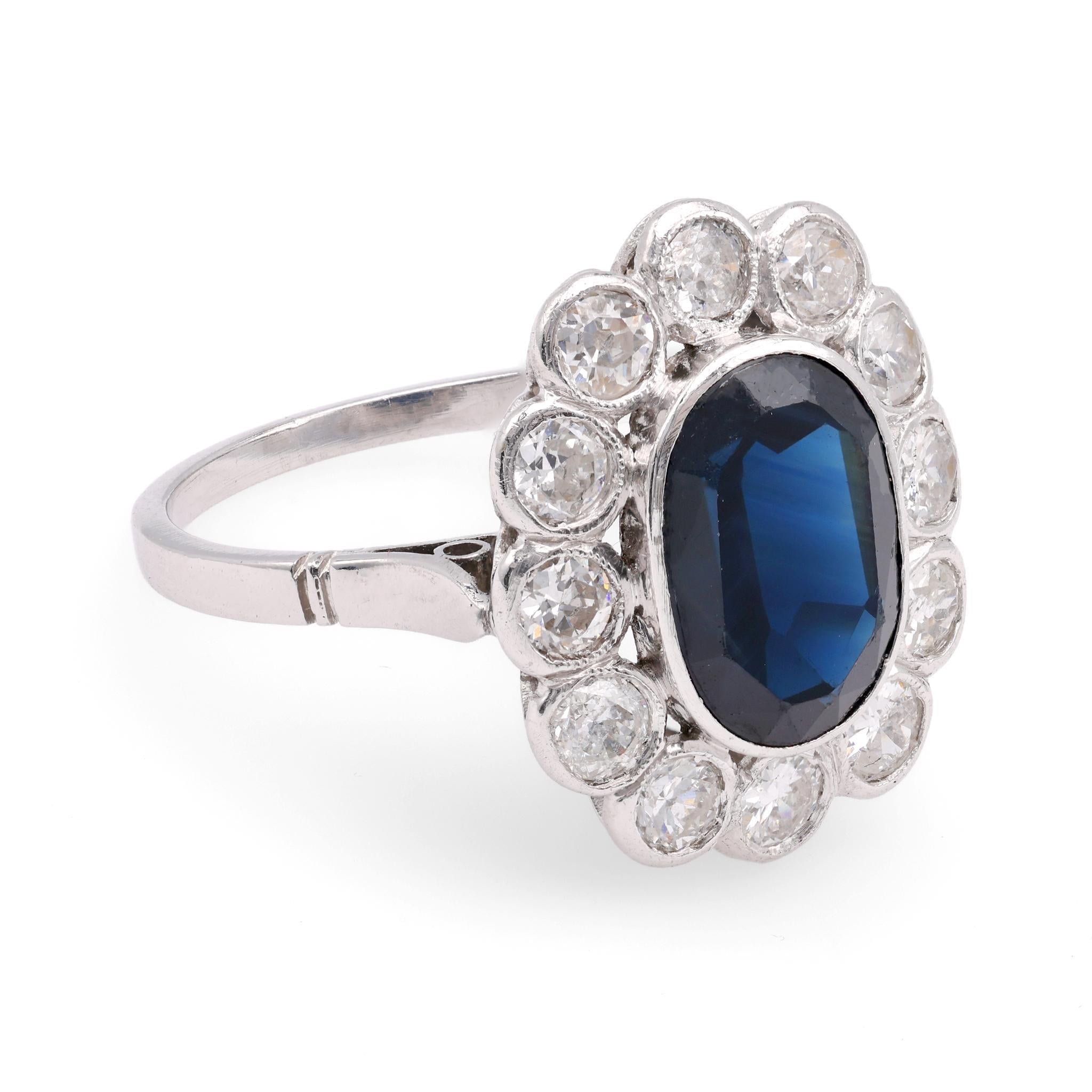 Platin-Cluster-Ring mit 2,9 Karat Saphir im Ovalschliff und Diamant im Edwardianischen Schliff im Zustand „Hervorragend“ in Beverly Hills, CA