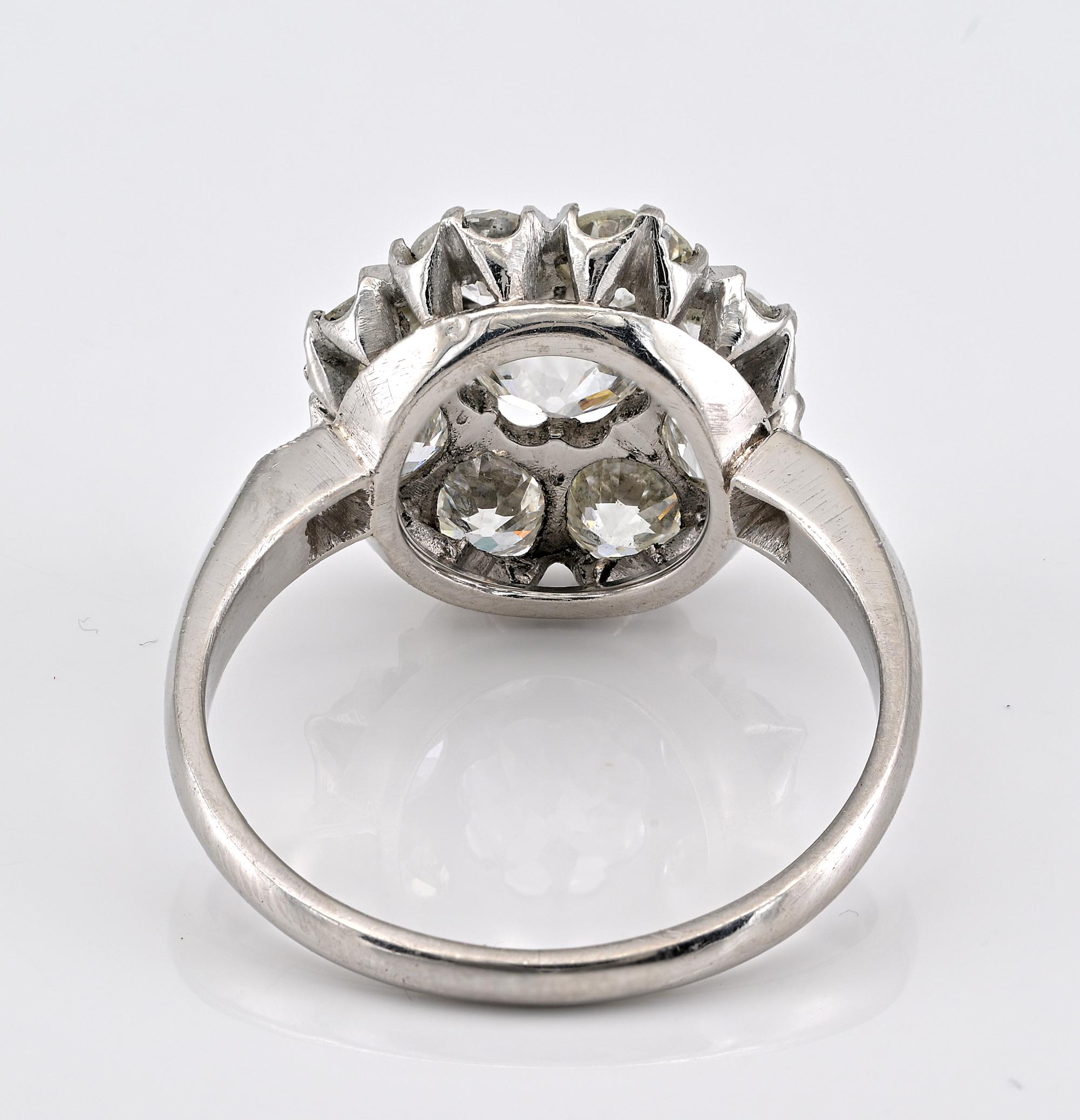 Edwardian 2.95 Ct Diamond Platinum Daisy Cluster Ring In Good Condition For Sale In Napoli, IT