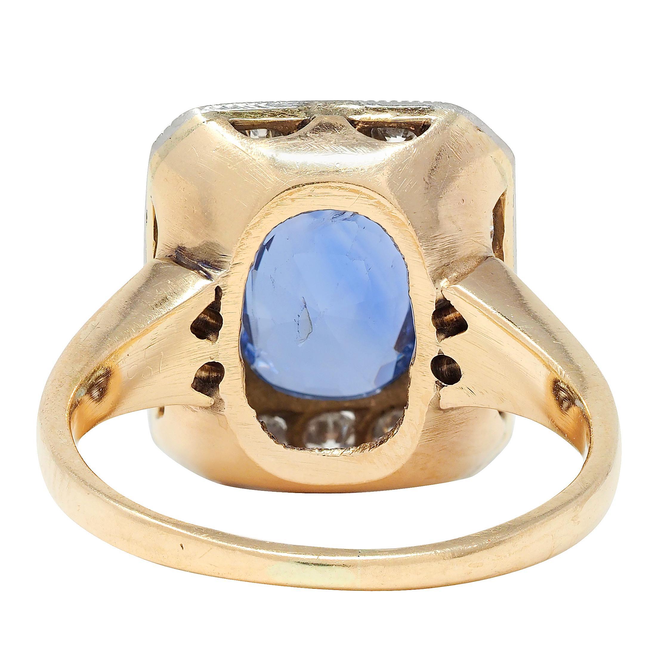 Taille coussin Bague halo édouardienne ancienne en or 14 carats, platine, diamants et saphir 2,98 carats en vente