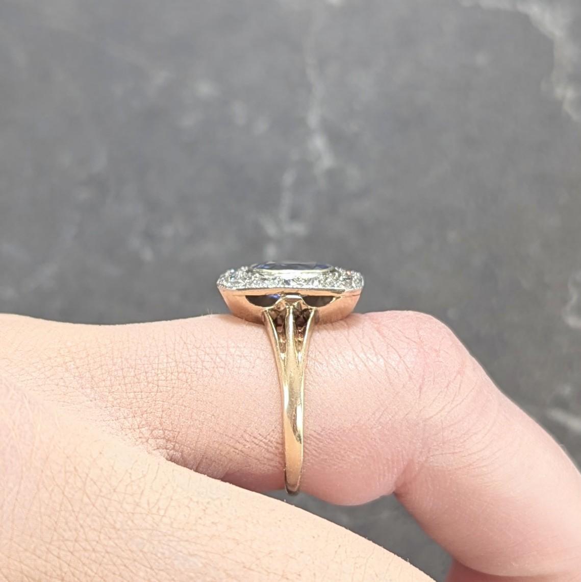Bague halo édouardienne ancienne en or 14 carats, platine, diamants et saphir 2,98 carats en vente 3