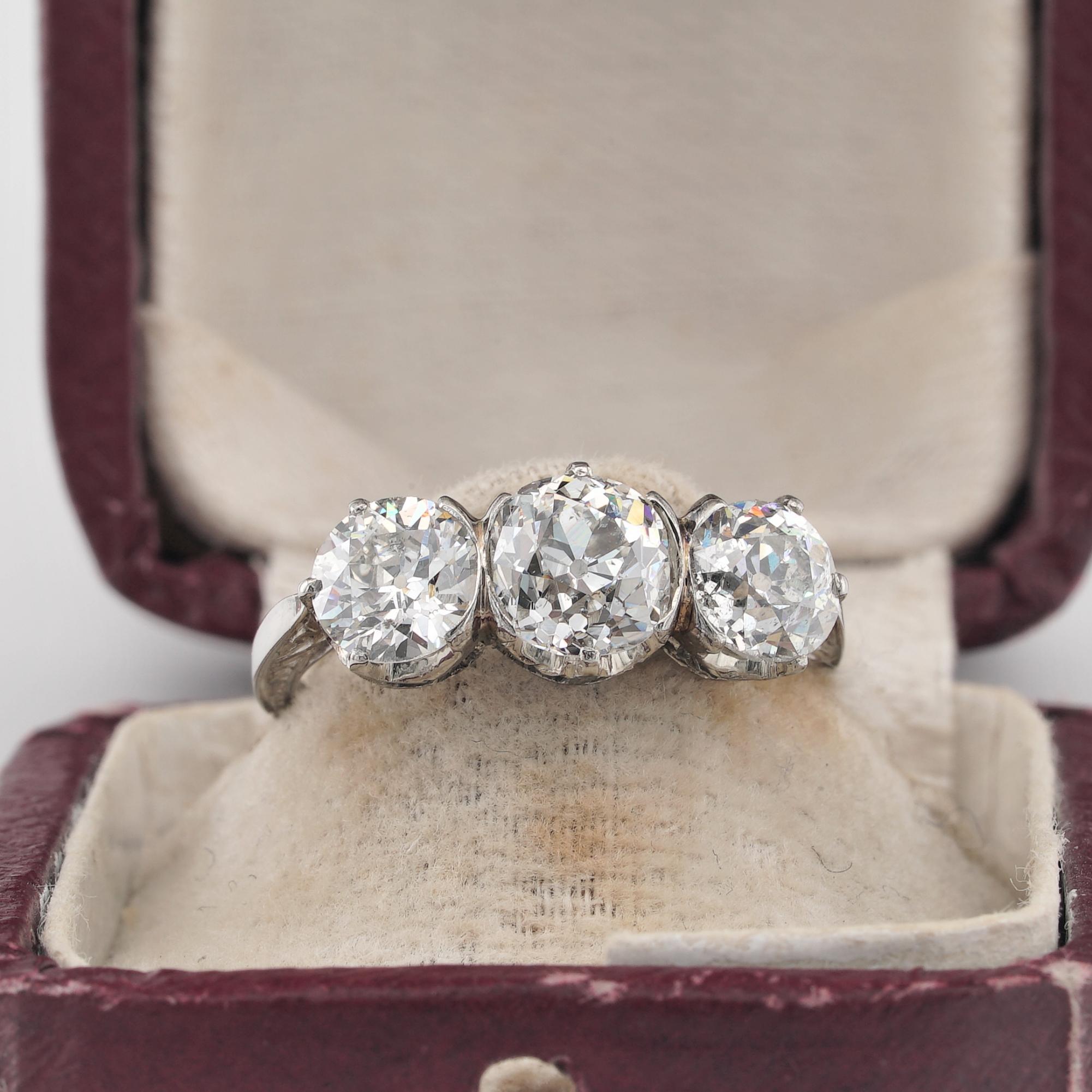 For Ever
Breathtaking, original Edwardian period three stone Diamond ring, 1900/09 ca
Superbly hand crafted mounting finely executed of solid 18 Kt white gold, detailed with leaf work as typical expression of the era
It faces up with a tantalizing