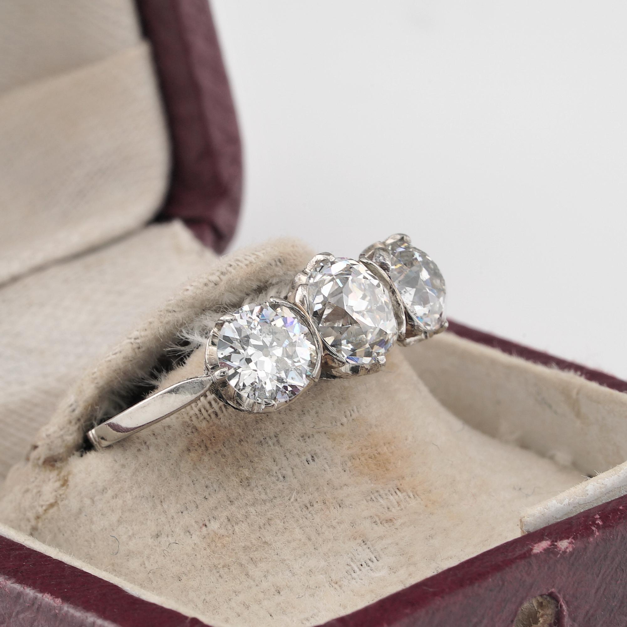 Edwardian 3.02 Ct Old Cut Diamond Three Stone ring  In Good Condition For Sale In Napoli, IT