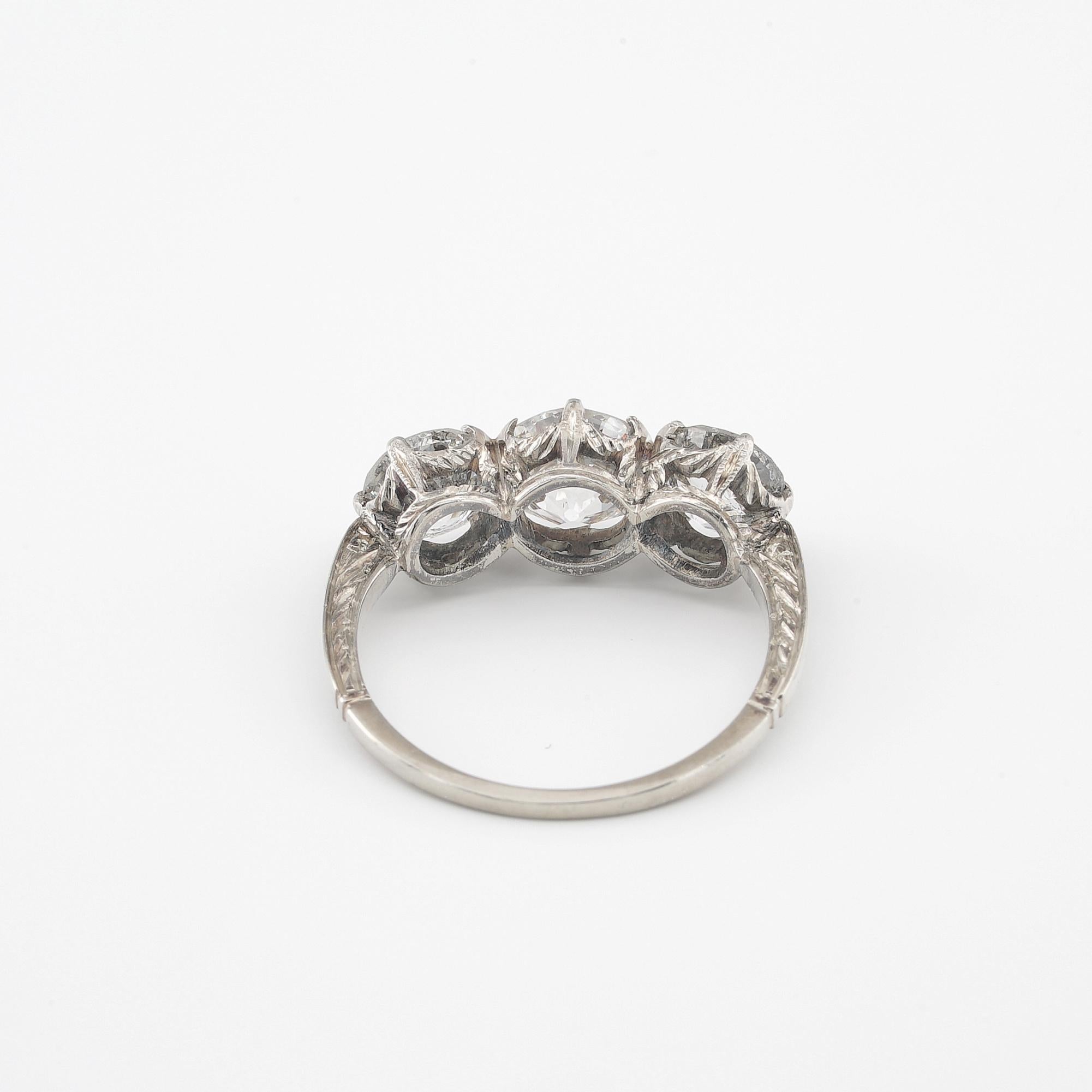 Edwardian 3.02 Ct Old Cut Diamond Three Stone ring  For Sale 3