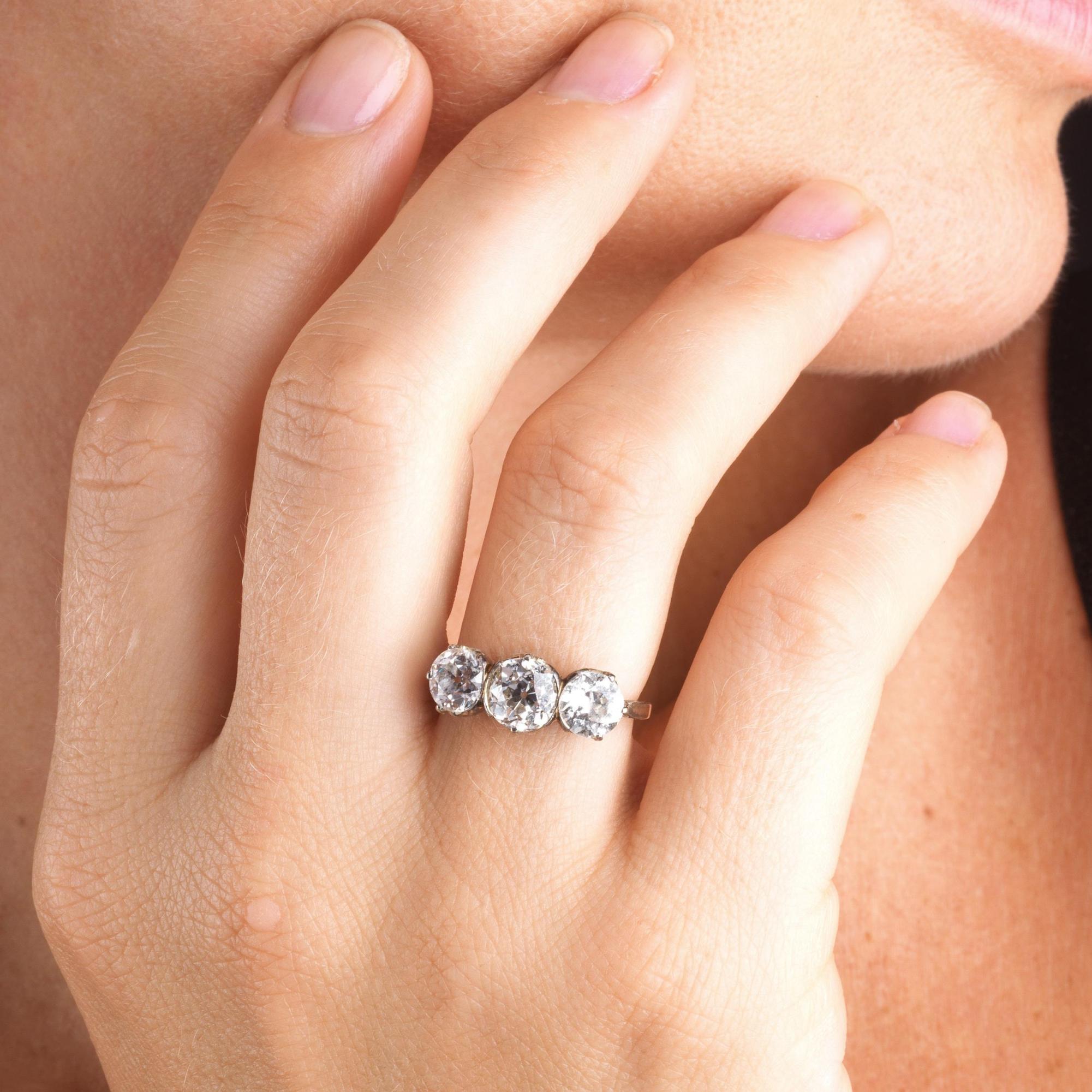 Edwardian 3.02 Ct Old Cut Diamond Three Stone ring  For Sale 4
