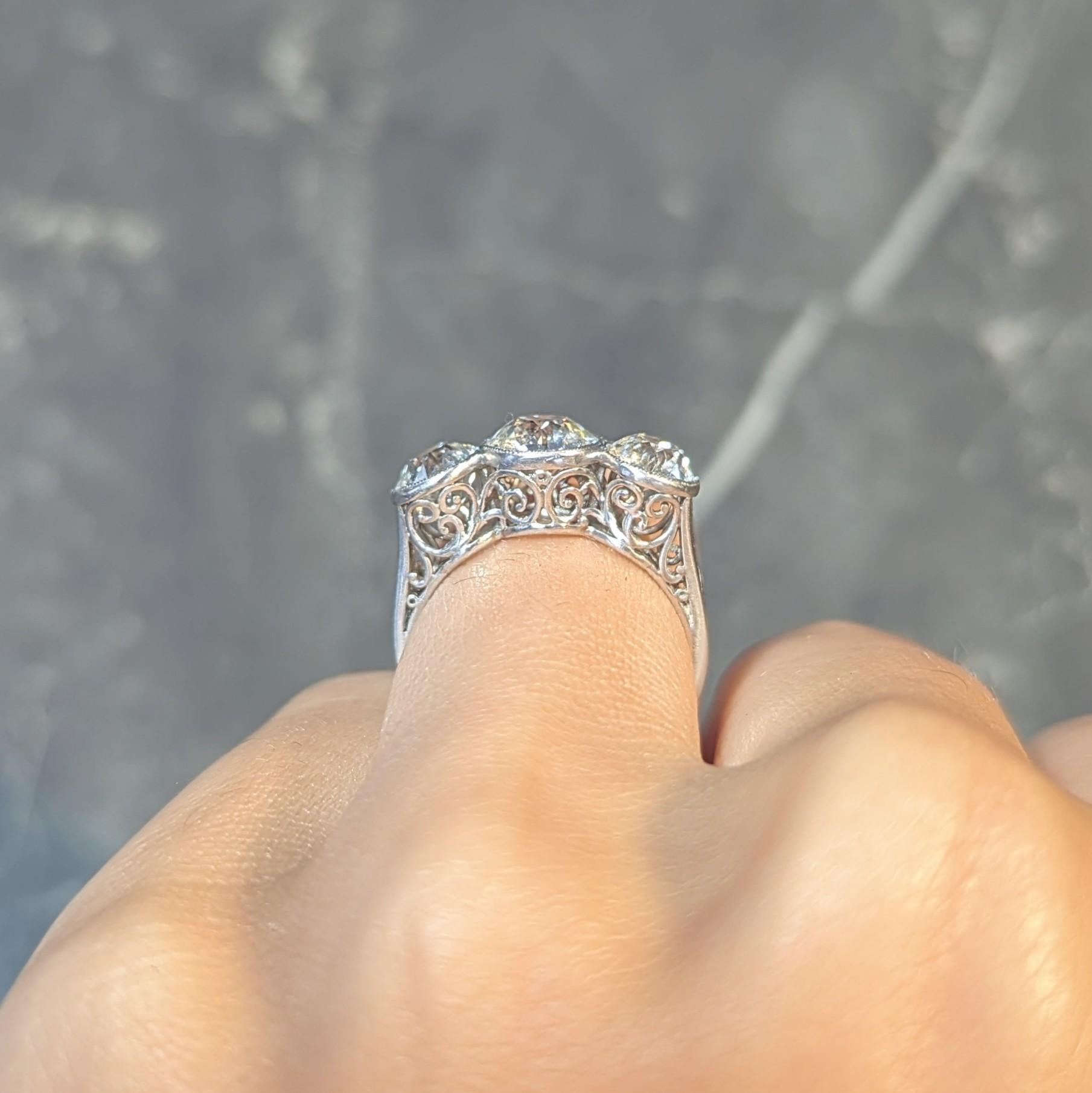 Anillo eduardiano de 3,10 quilates de diamantes talla antigua en platino con tres piedras 5