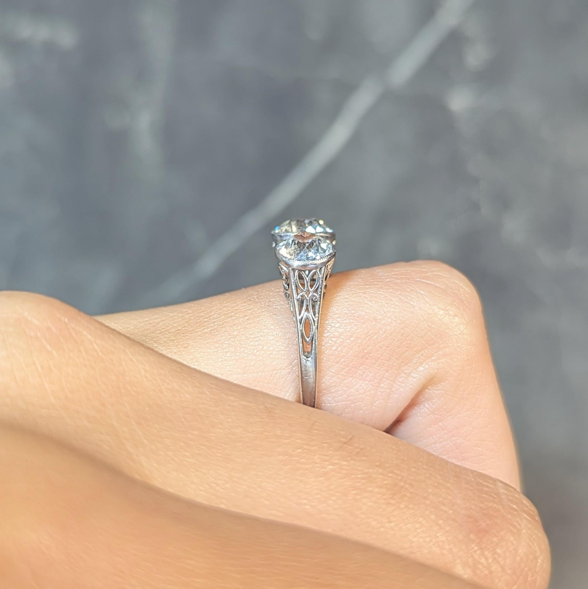 Anillo eduardiano de 3,10 quilates de diamantes talla antigua en platino con tres piedras 6