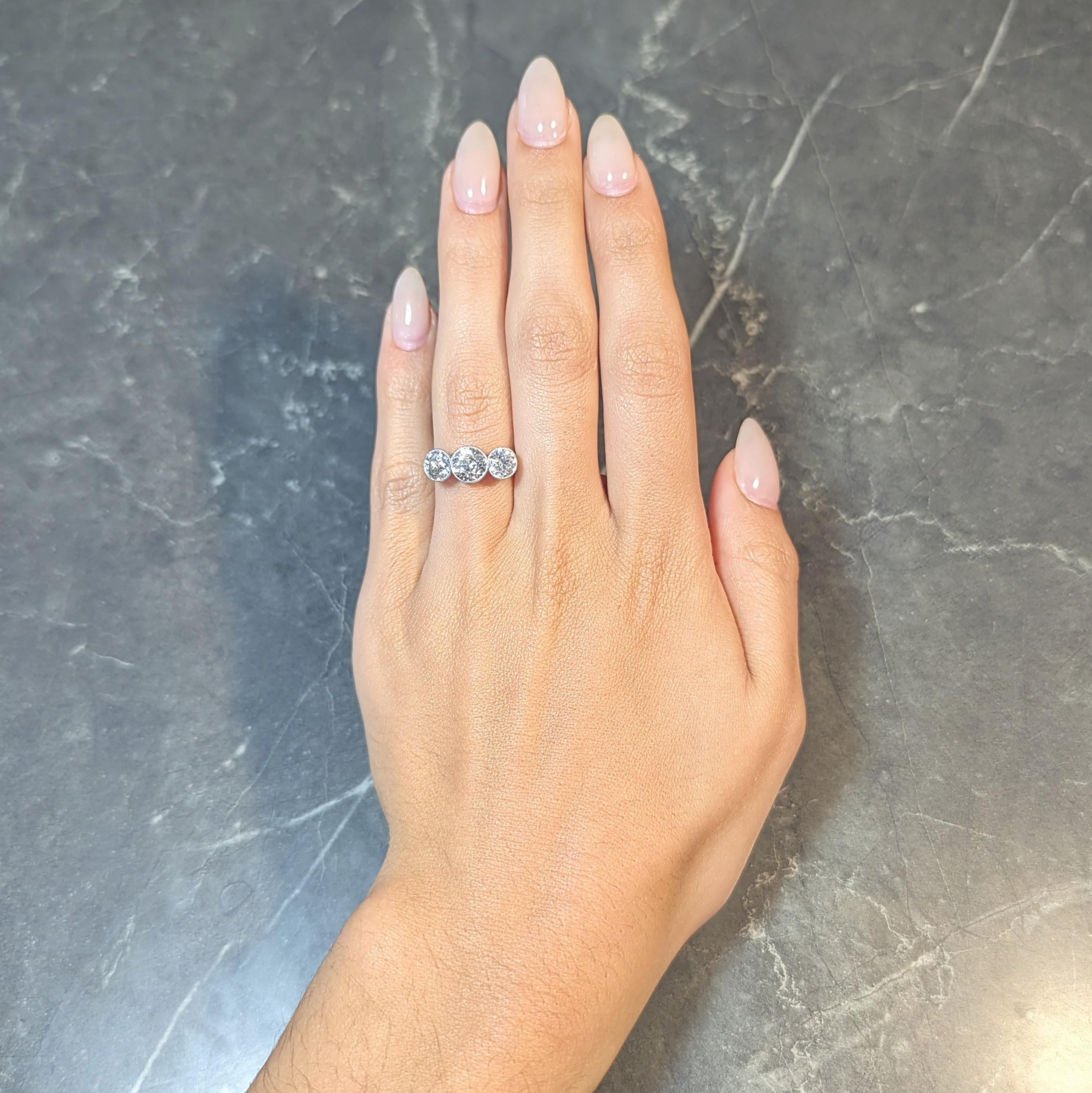 Anillo eduardiano de 3,10 quilates de diamantes talla antigua en platino con tres piedras Eduardiano