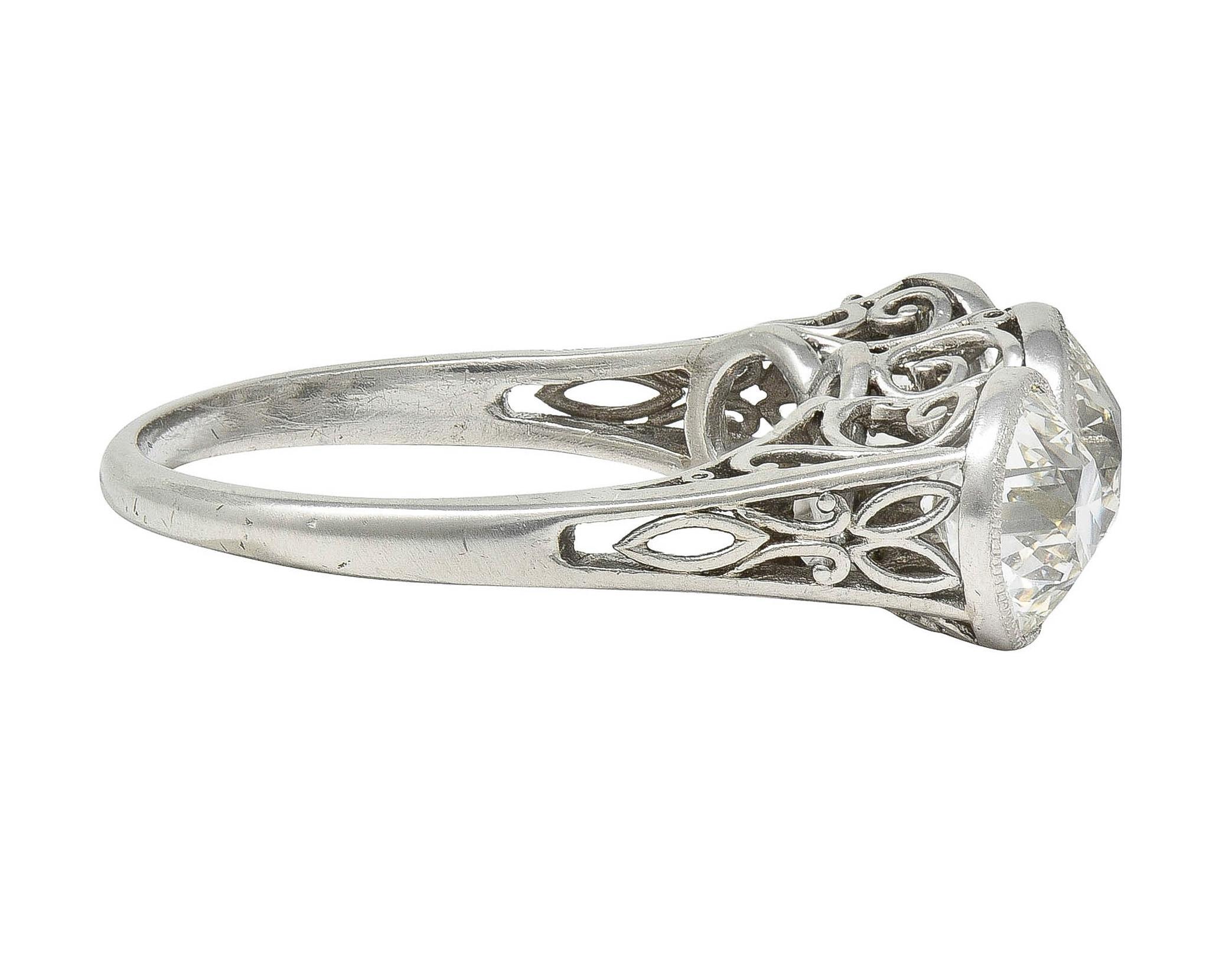 Anillo eduardiano de 3,10 quilates de diamantes talla antigua en platino con tres piedras en Excelente Estado en Philadelphia, PA