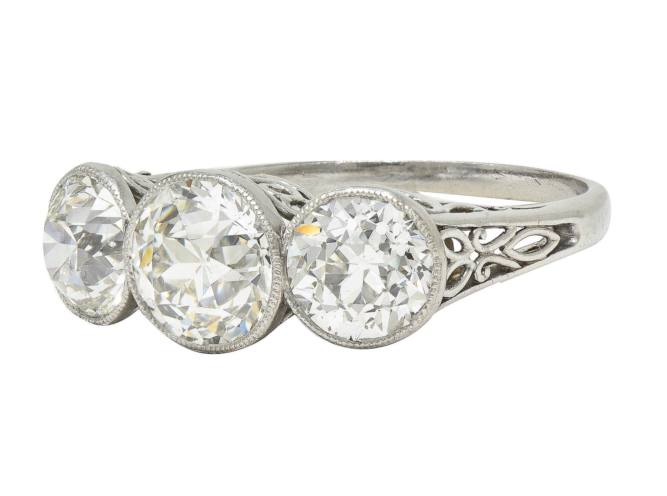 Anillo eduardiano de 3,10 quilates de diamantes talla antigua en platino con tres piedras 1
