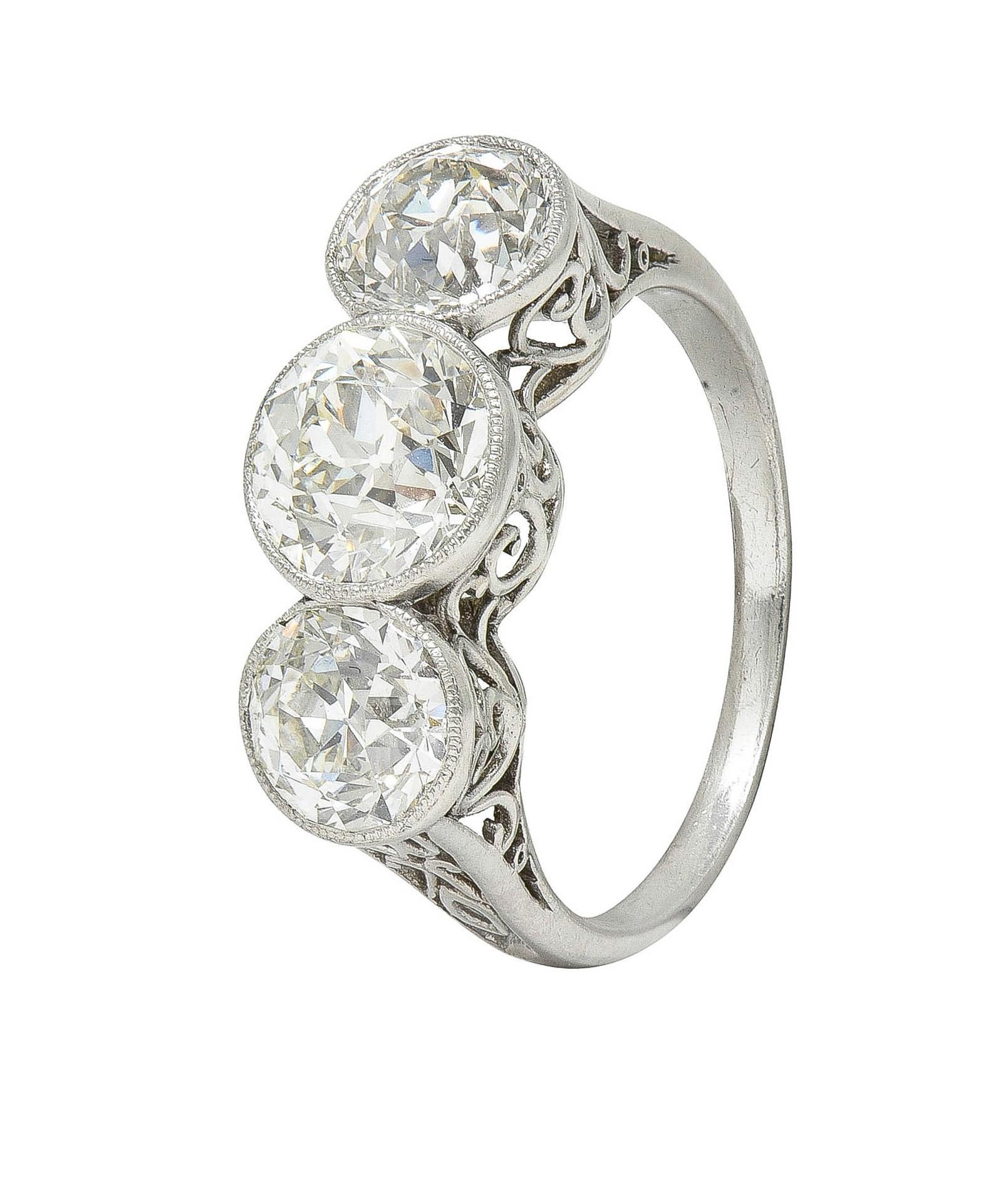 Anillo eduardiano de 3,10 quilates de diamantes talla antigua en platino con tres piedras 2
