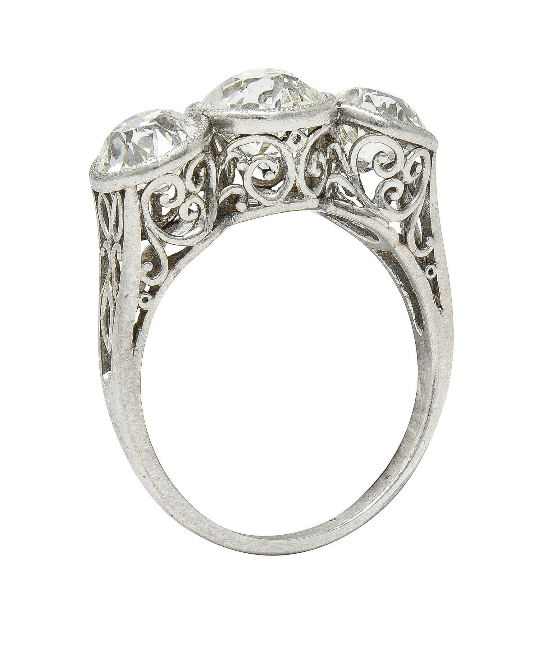 Anillo eduardiano de 3,10 quilates de diamantes talla antigua en platino con tres piedras 3