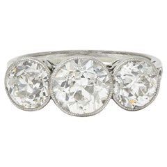 Anillo eduardiano de 3,10 quilates de diamantes talla antigua en platino con tres piedras