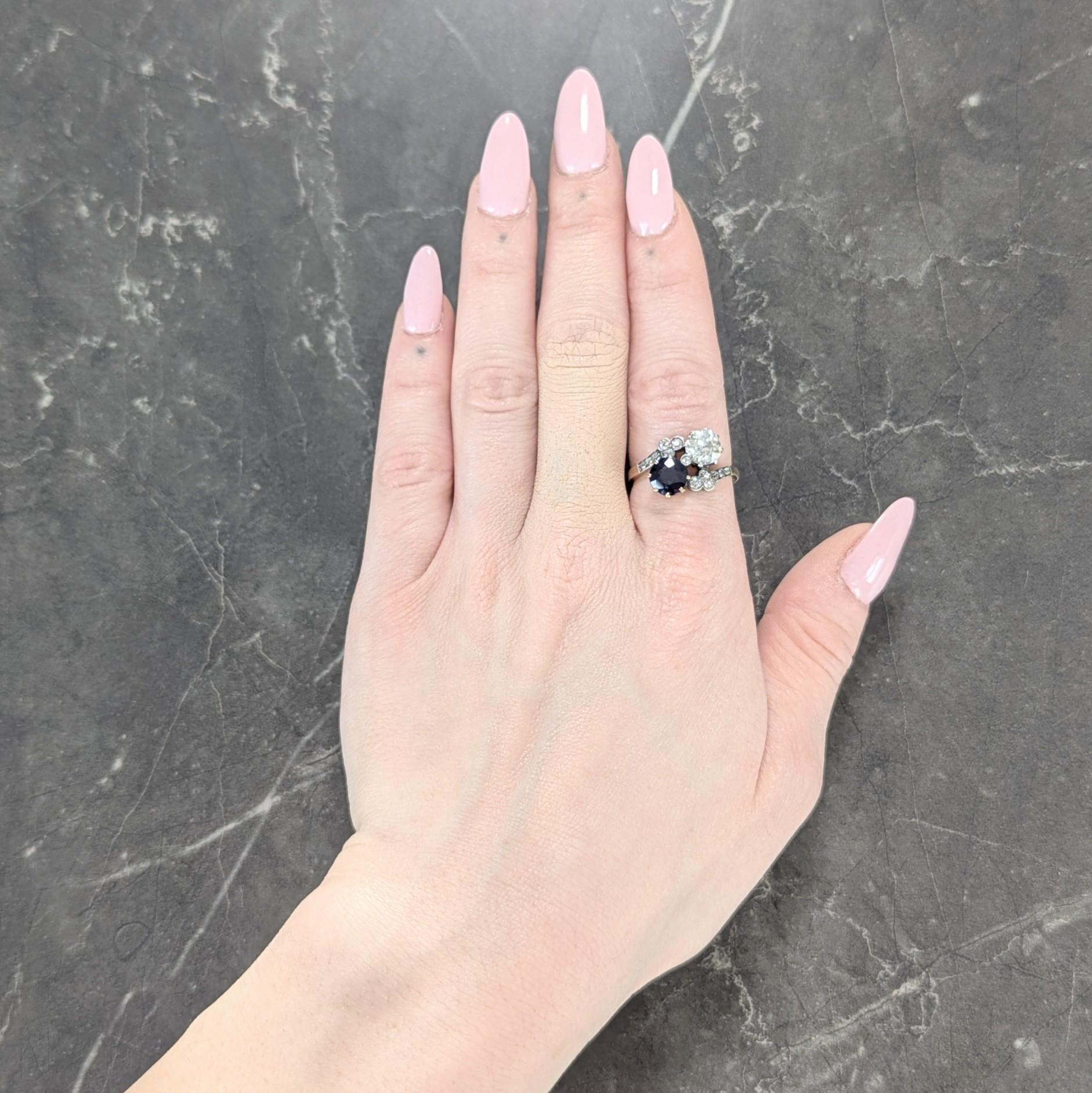 Diseñado como un anillo de derivación estilo Toi-et-Moi terminado con un diamante y un zafiro
El diamante es de talla europea antigua y pesa 1,26 quilates - color J con claridad VS1
El zafiro es de talla redonda y pesa 1,44 quilates - azul medio