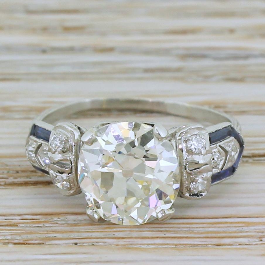An unbelievable Edwardian engagement ring. The extraordinary old European cut diamond in the centre weights in at an impressive 3.22 carat and is graded by HRD Antwerp as L colour, VS2 clarity. The diamond is set in a four claw collet with gorgeous