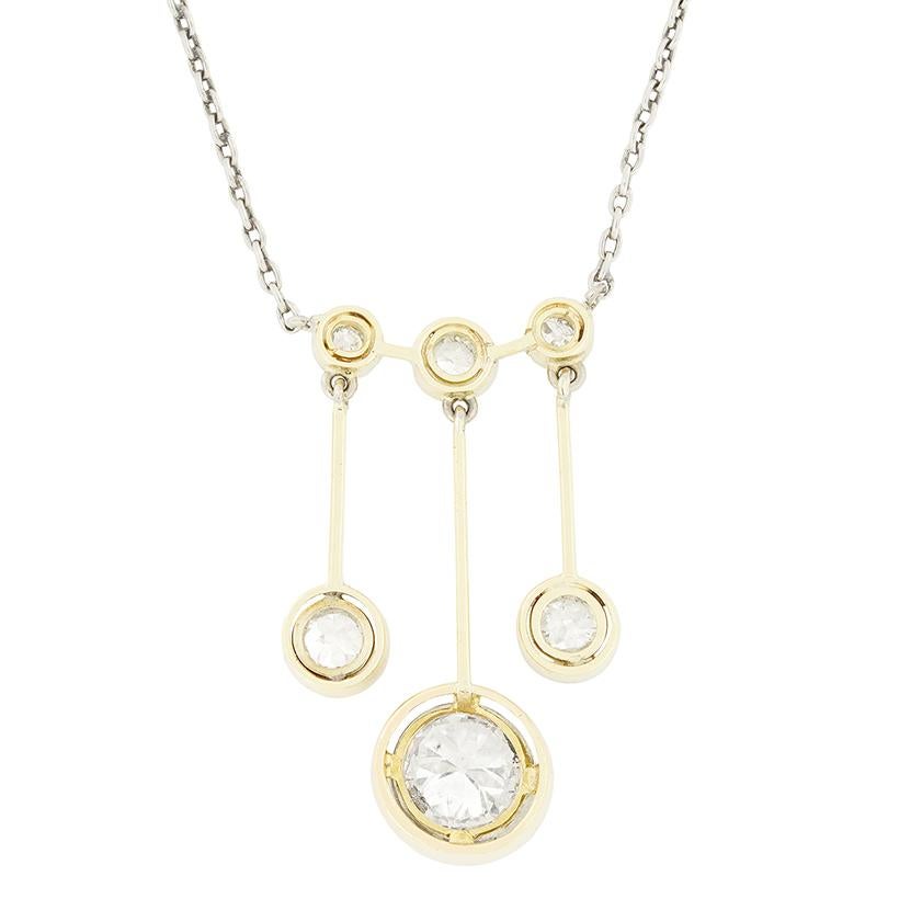 Ce ravissant pendentif édouardien à triple chute de diamants met en valeur une étonnante collection de diamants taillés à l'ancienne. Le diamant central serti pèse  1,75 carat et est flanquée de deux pierres de 0,50 carat, chacune suspendue à de