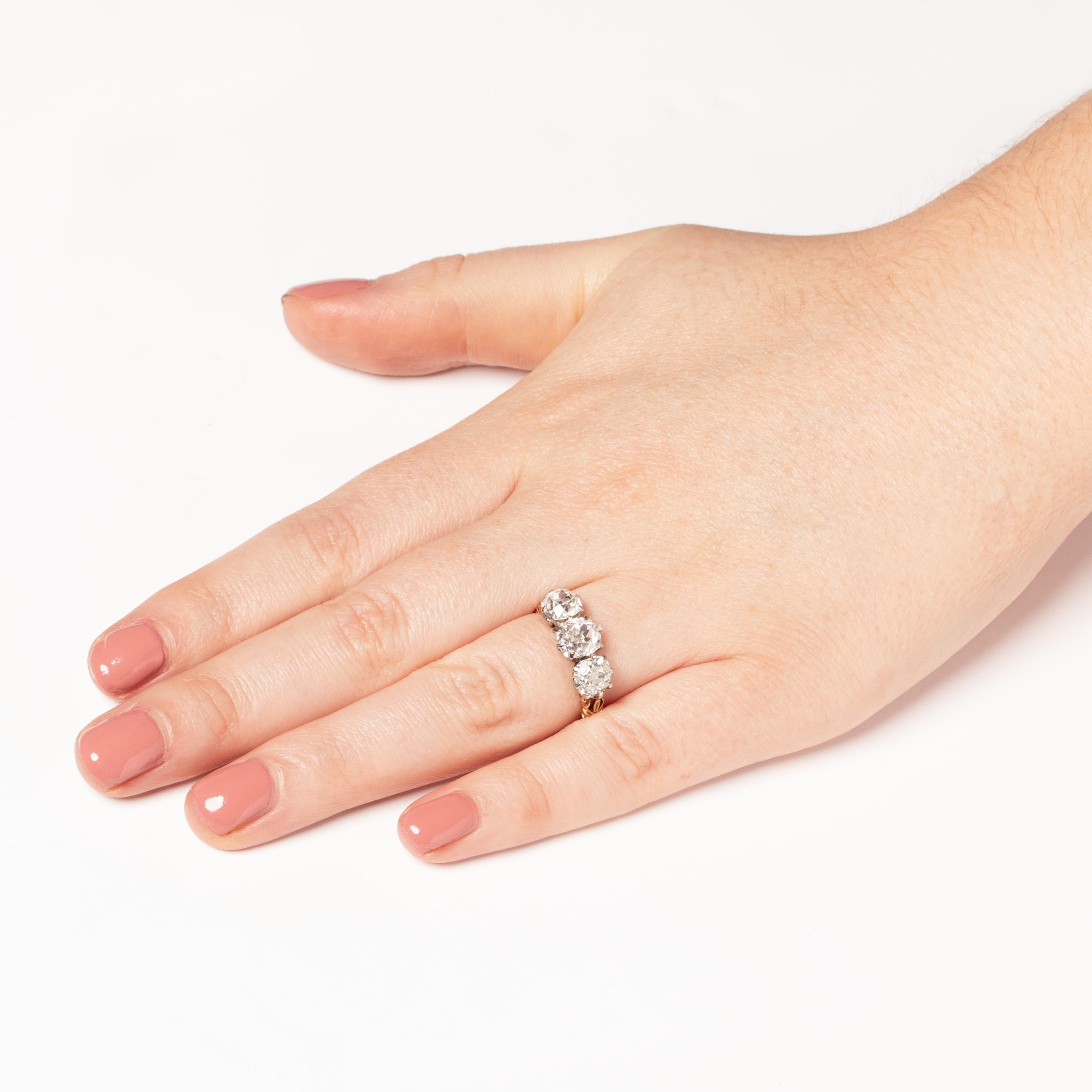 Bague trilogie de diamants de 3,35 ct de style édouardien, C.I.C. Bon état - En vente à London, GB