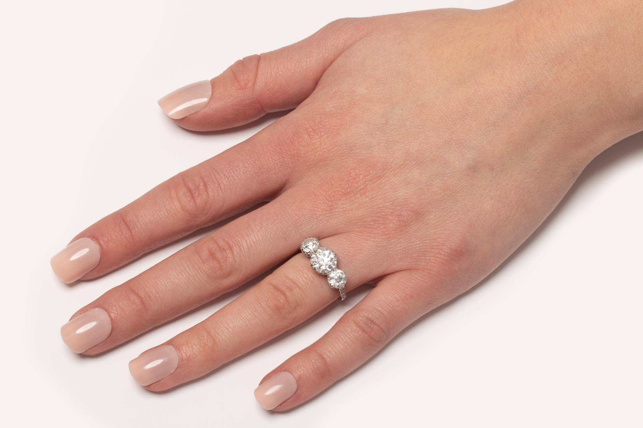 Edwardian 3.50ct Diamond Three Stone Ring, c.1915 In Good Condition For Sale In London, GB