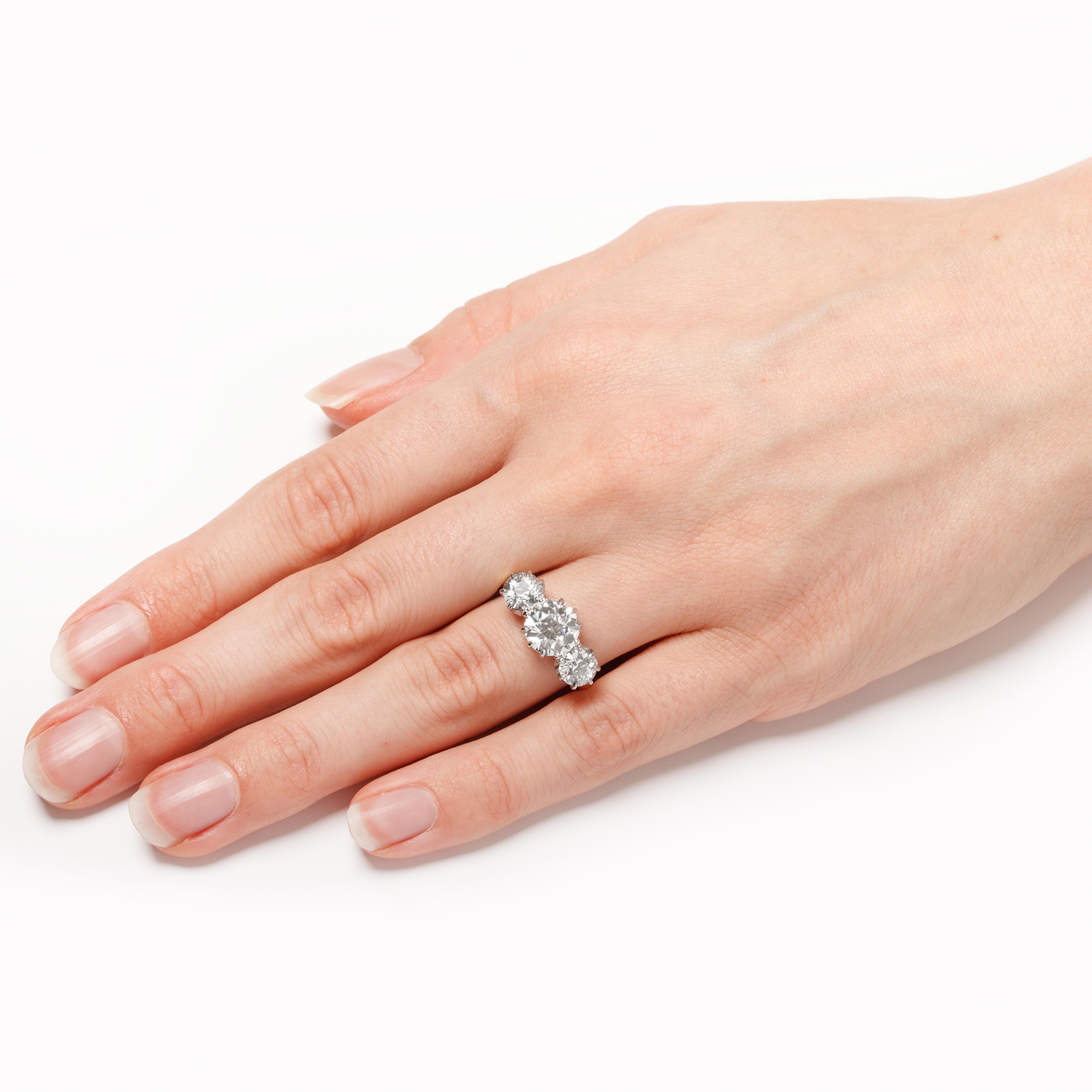 Women's or Men's Edwardian 3.60ct Diamond Three Stone Ring, c.1910s For Sale