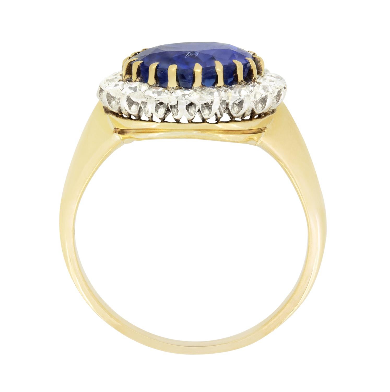 Questo splendido anello a grappolo risale al 1910. Al centro si trova un bellissimo zaffiro dello Sri Lanka. La pietra di 3,67 carati è completamente naturale e non riscaldata. Lo zaffiro è circondato da un anello di diciotto diamanti taglio antico.