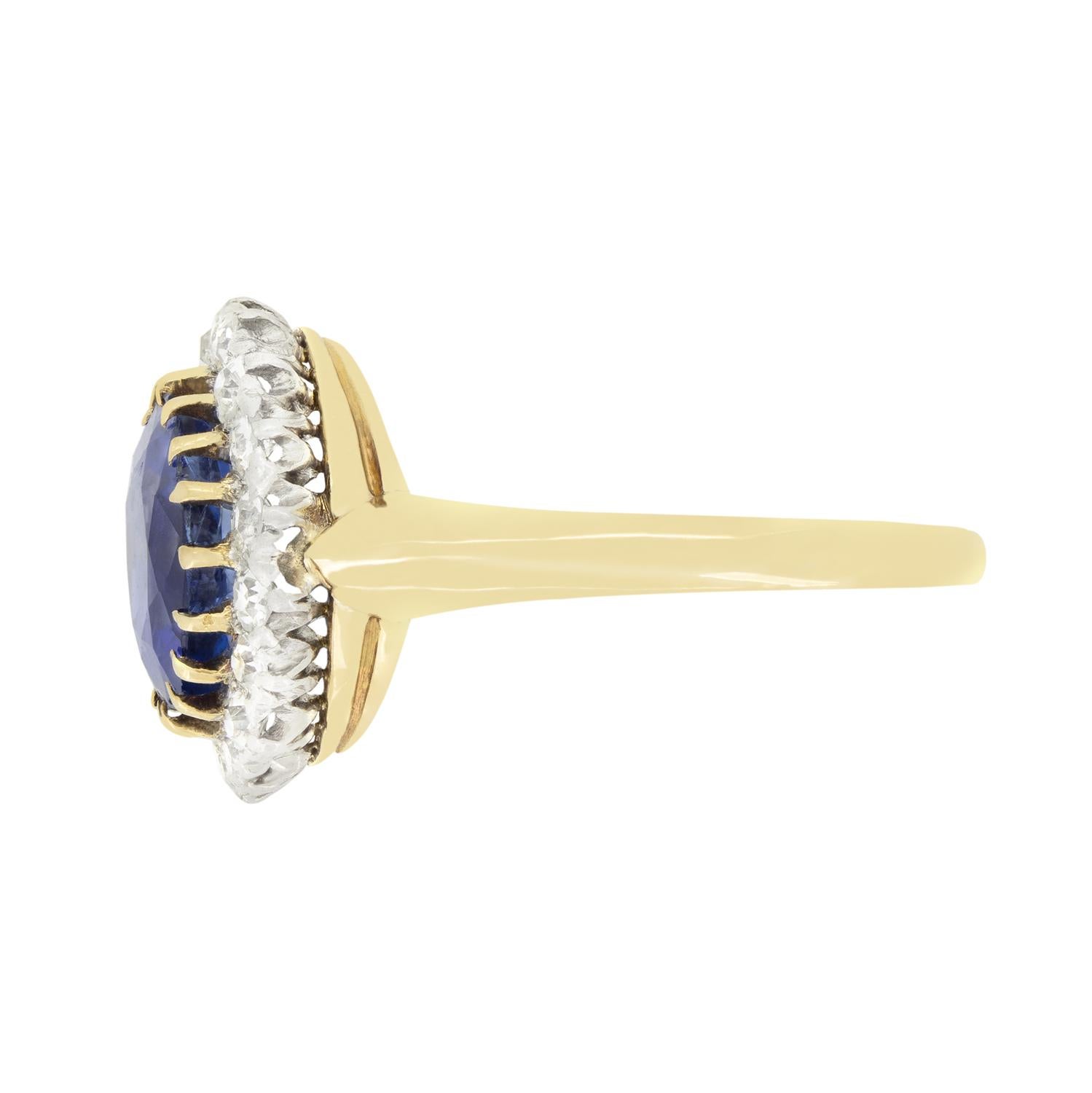 Edoardiano Anello Edwardiano con zaffiro e diamanti a grappolo da 3,65 carati, 1910 ca. in vendita